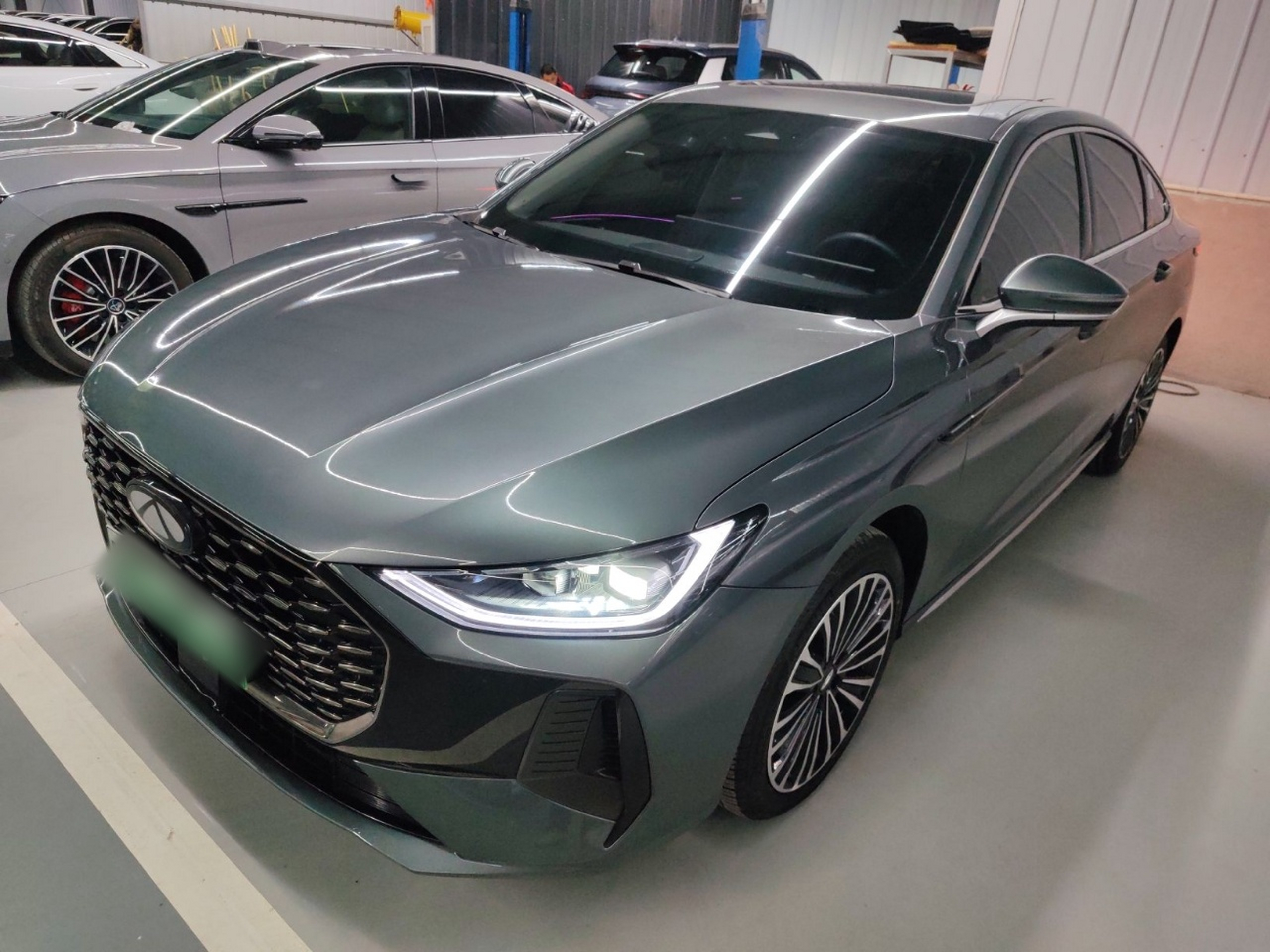 Под передней частью автомобиля