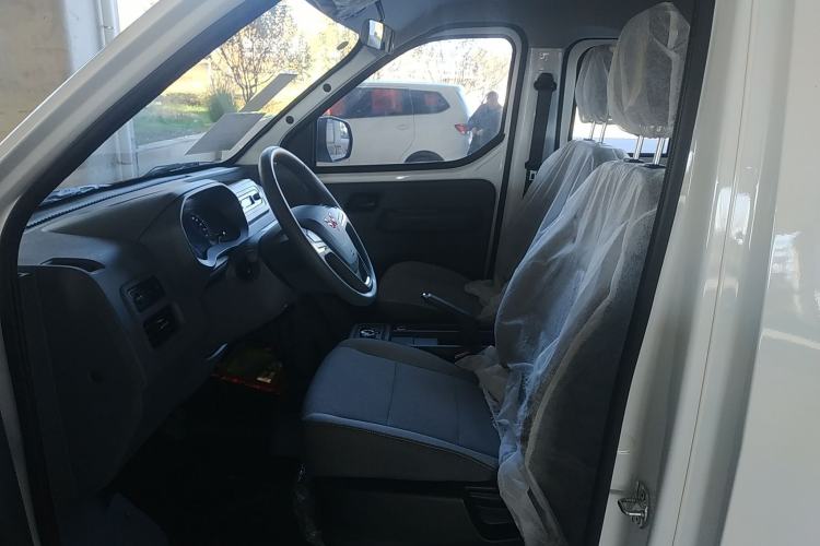 Used Wuling Yangguang 2024 300KM Comfort Version Passenger Van 75kW
