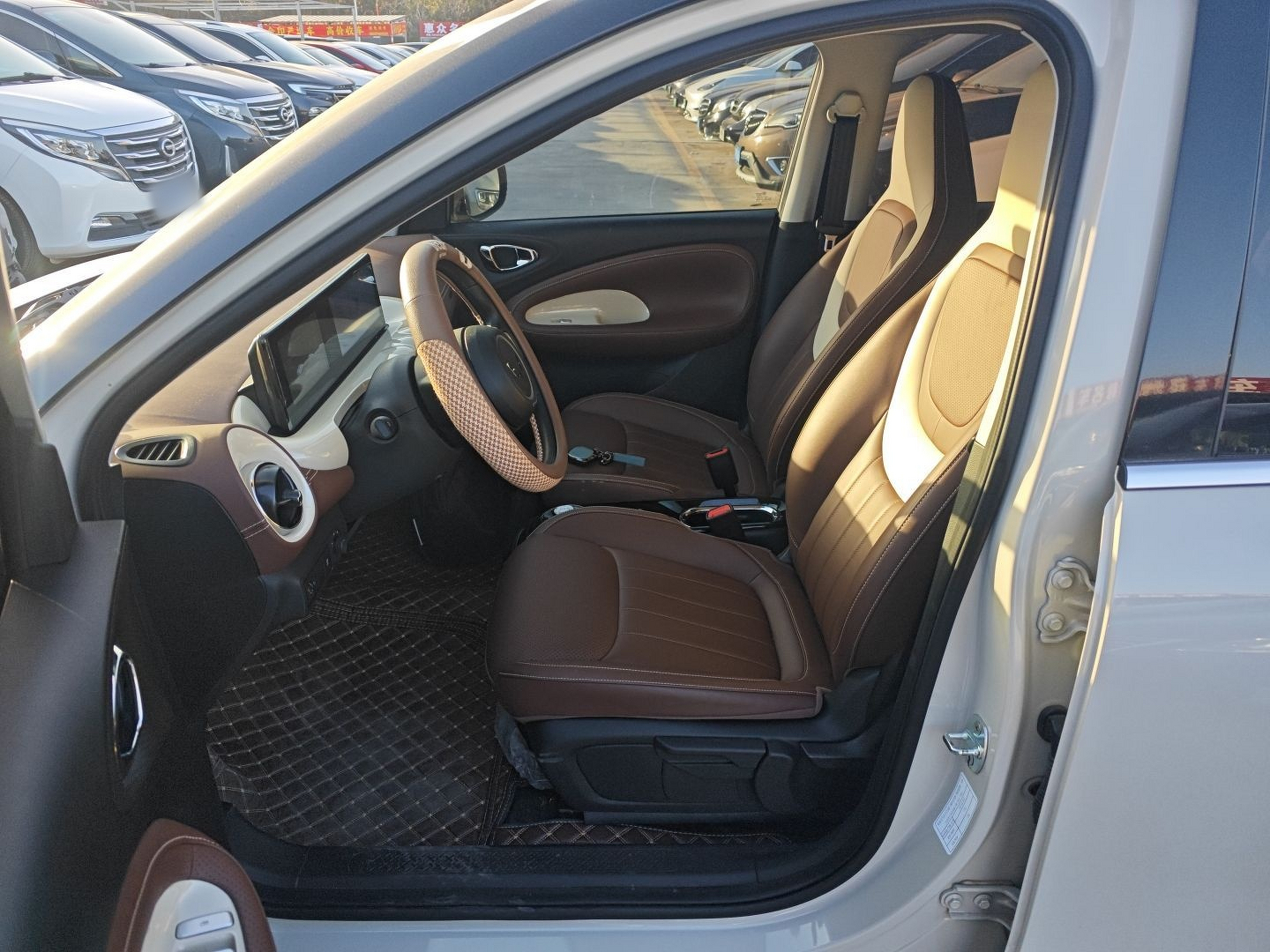 المقاعد الأمامية داخل السيارة