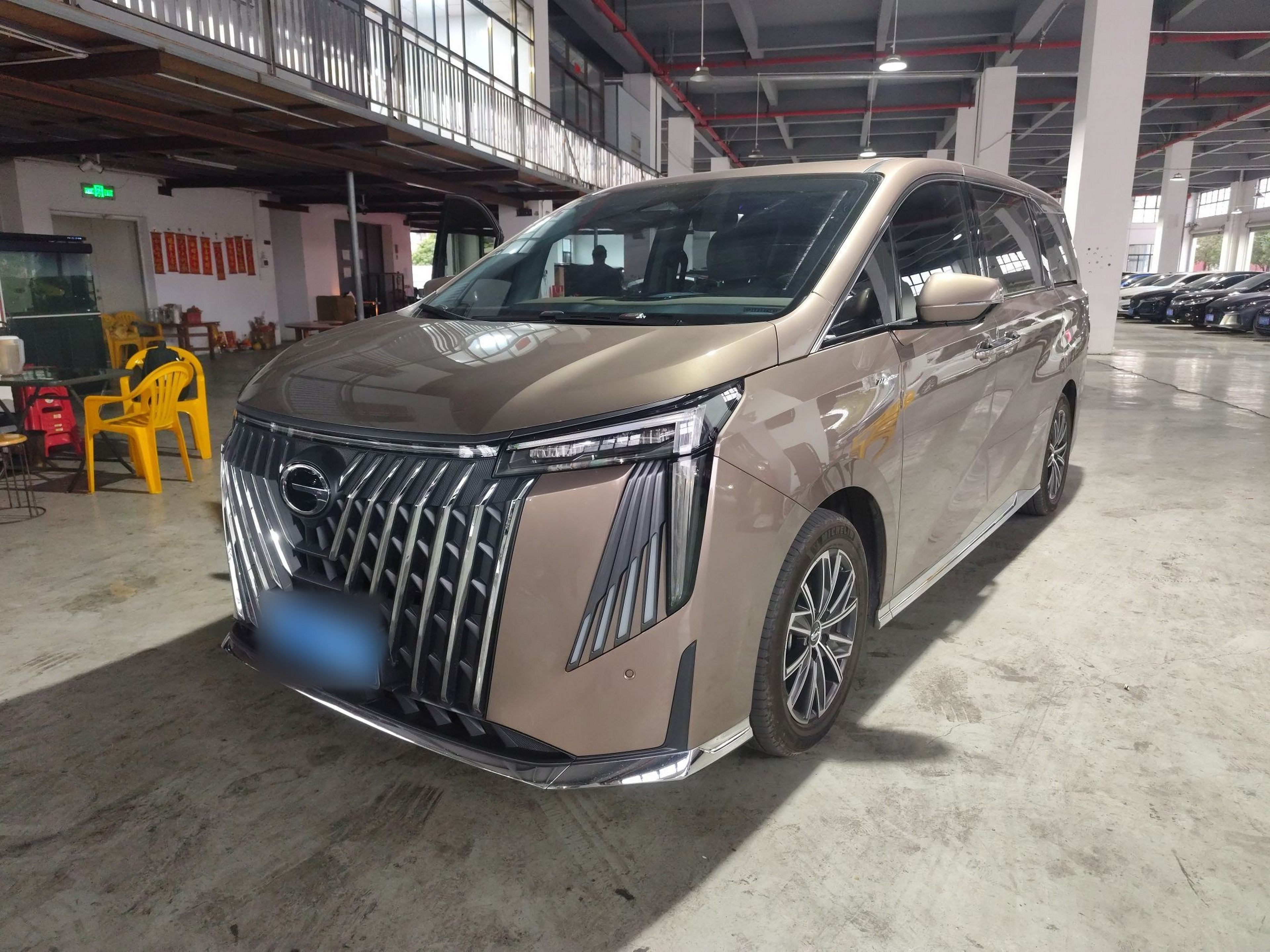 Под передней частью автомобиля