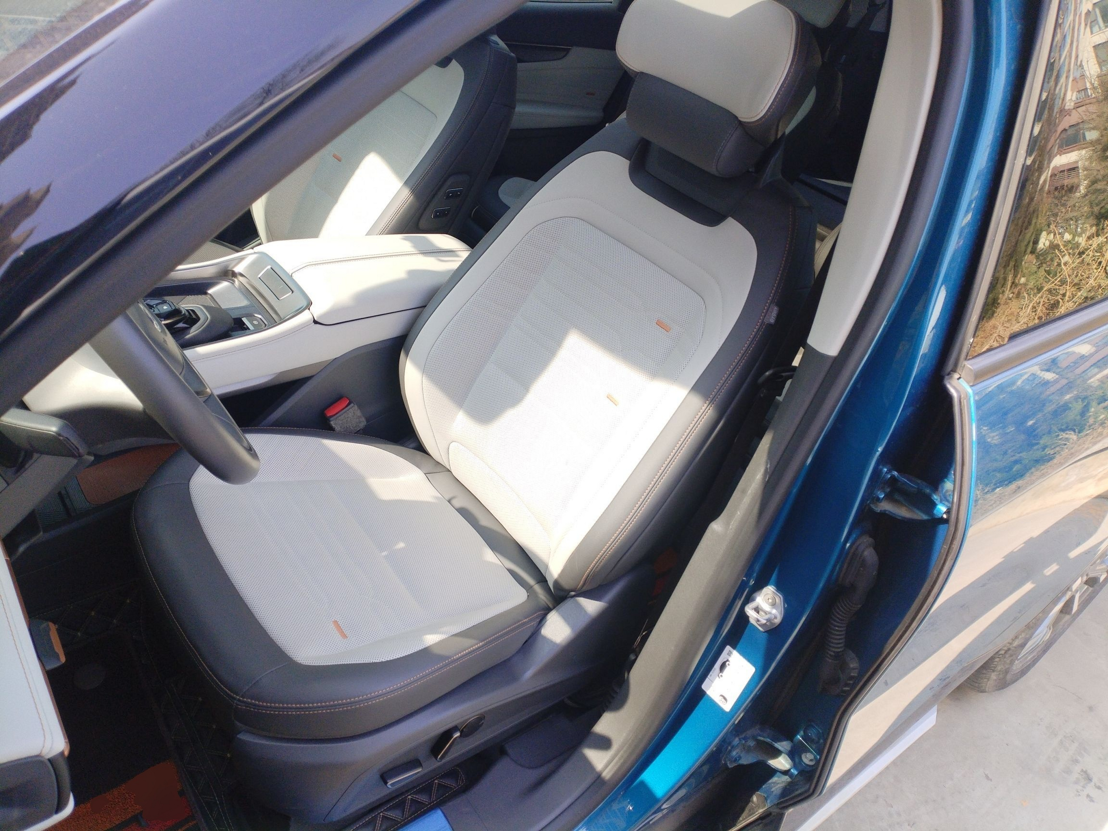 Переднее сиденье в автомобиле