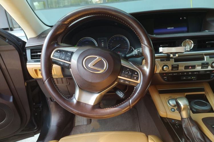 Used Lexus ES 2015 300h Comfort Edition
