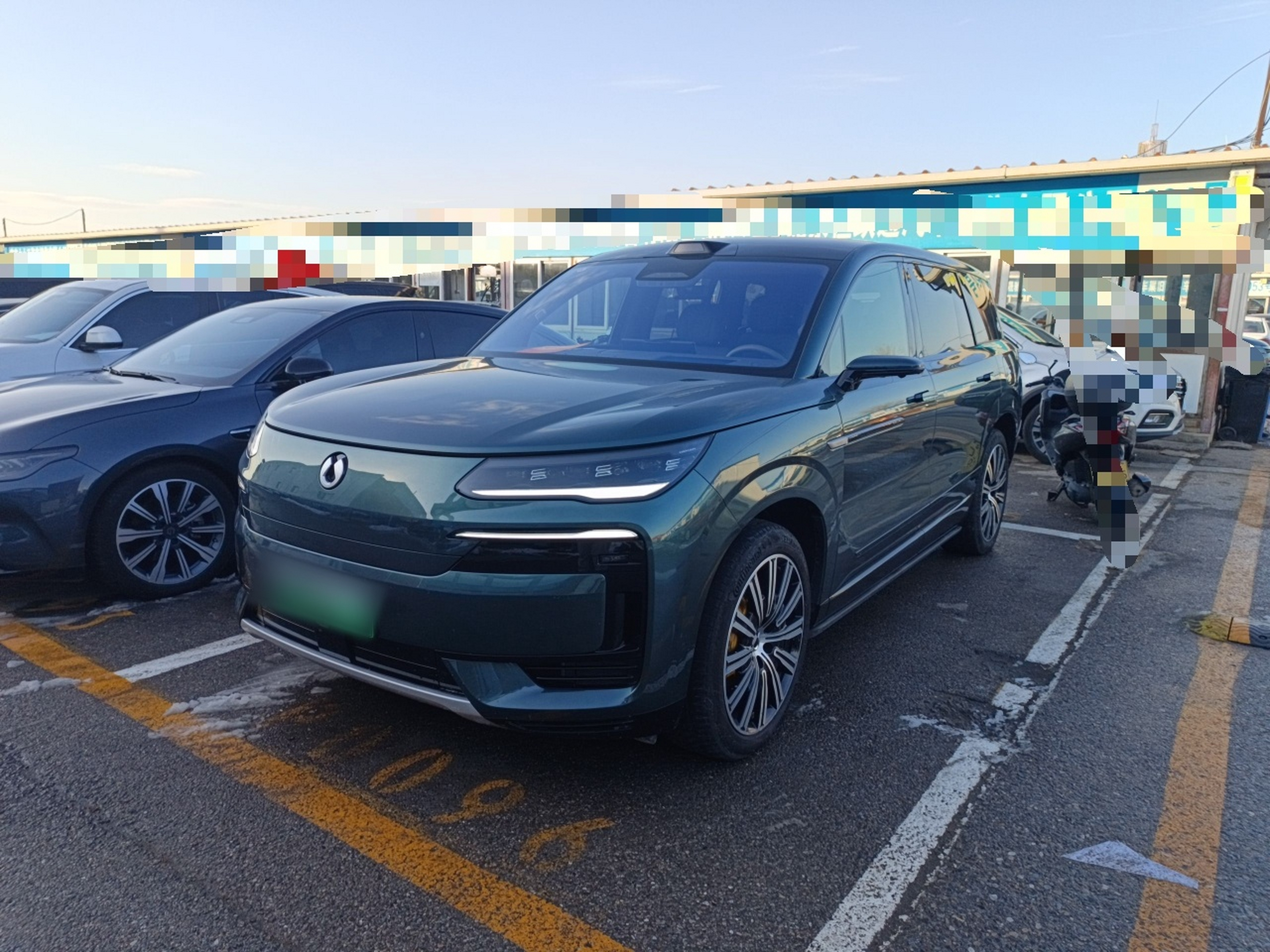 تحت مقدمة السيارة