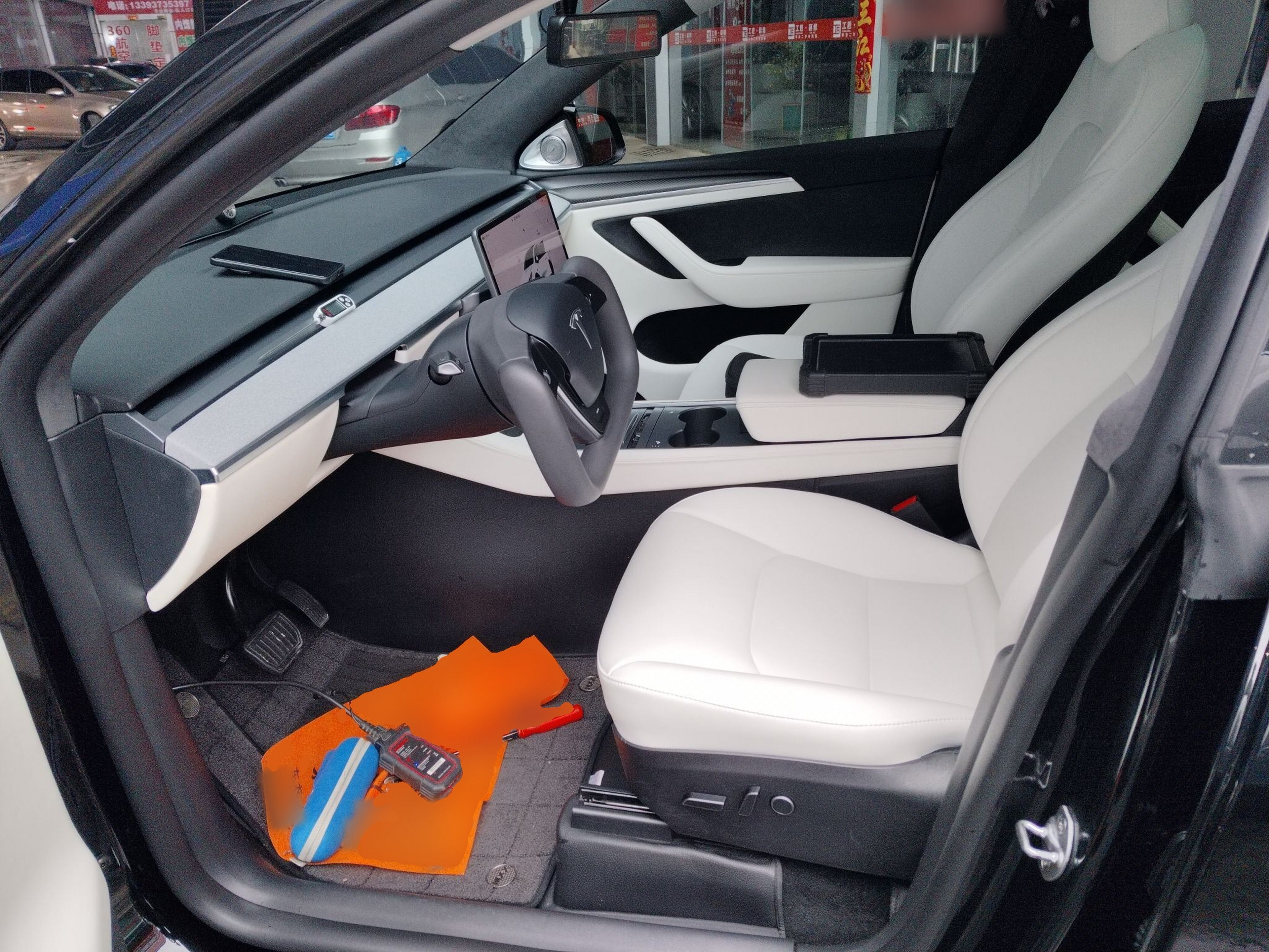 المقاعد الأمامية داخل السيارة