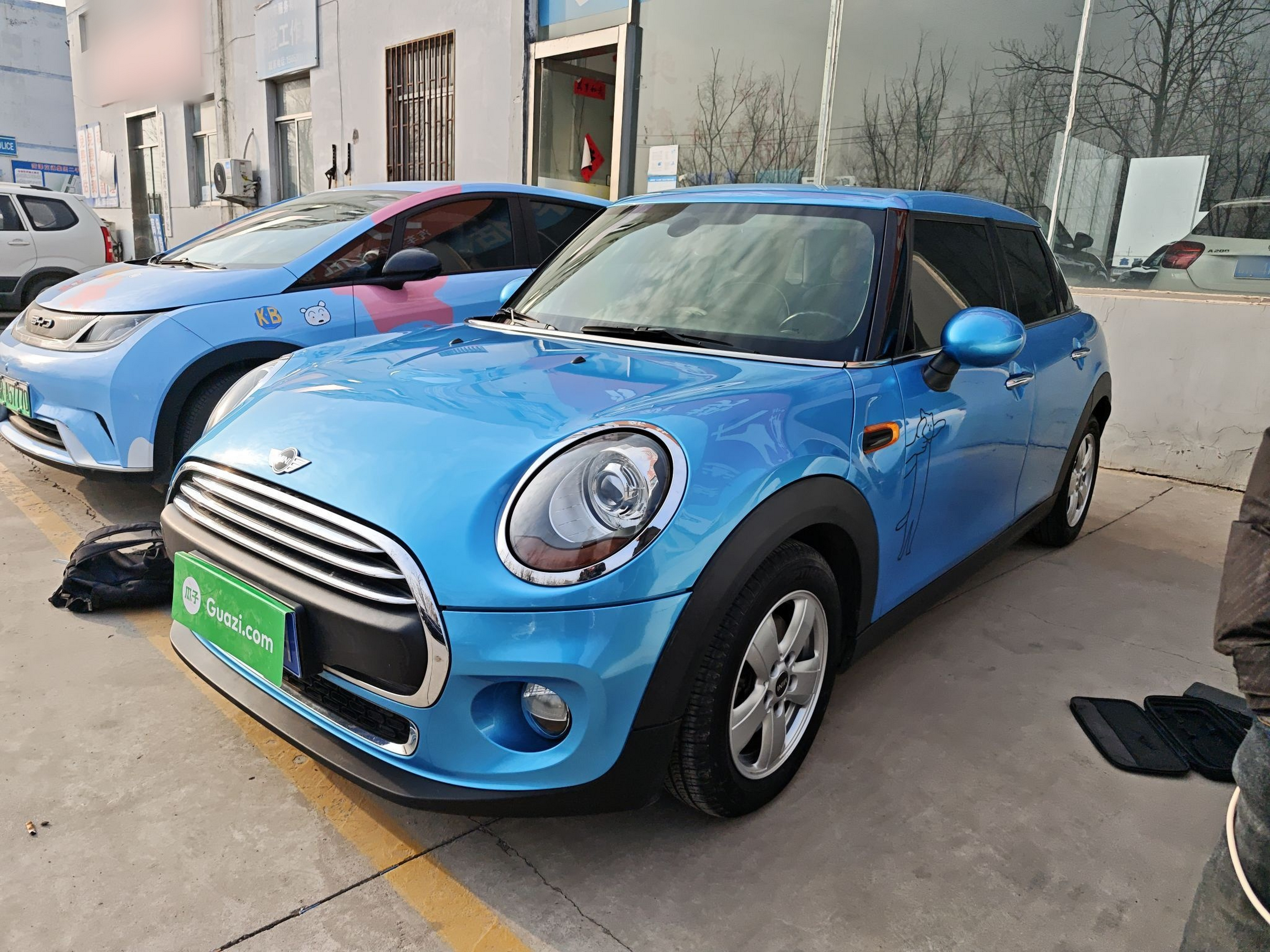 Под передней частью автомобиля