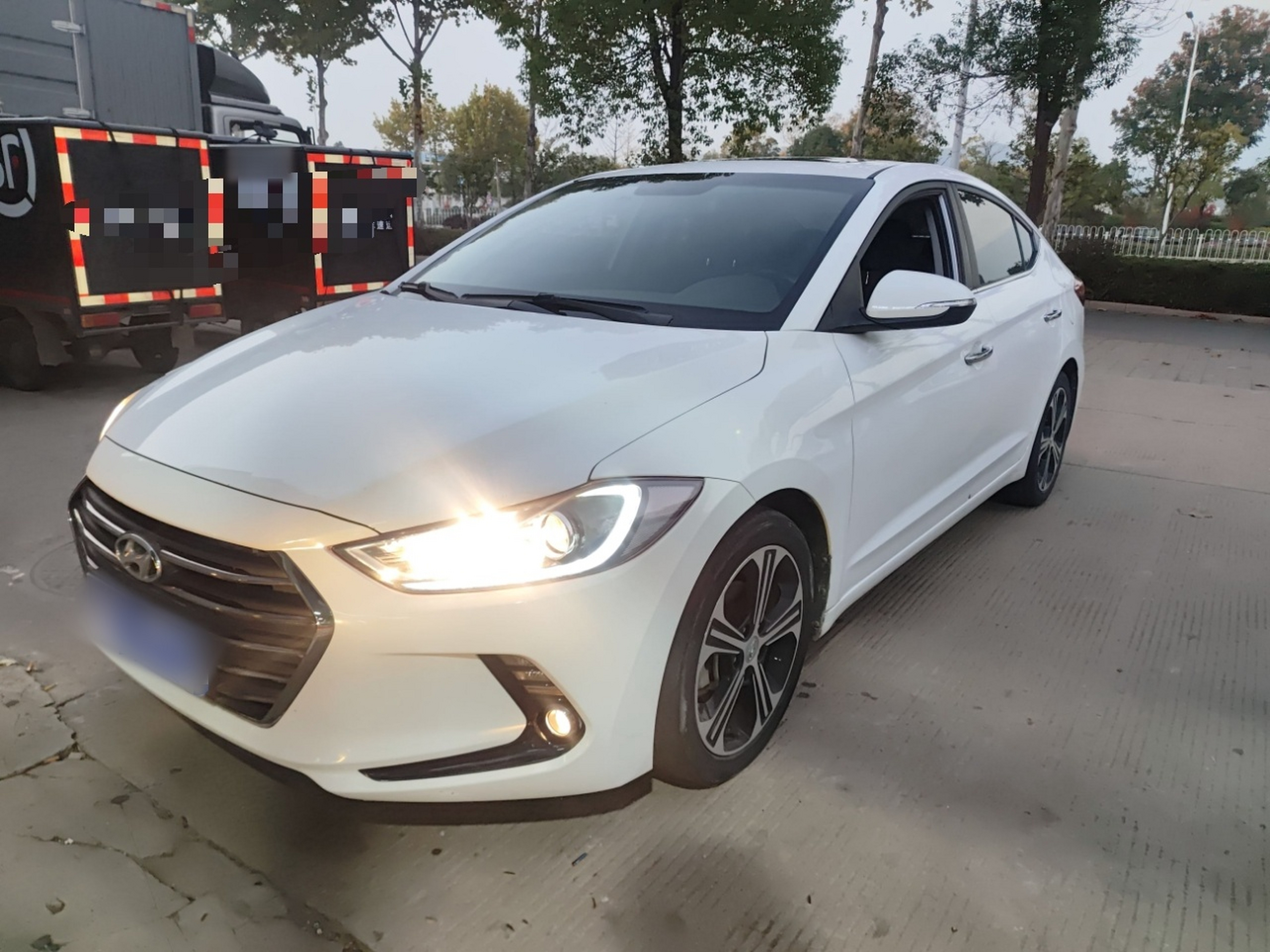 تحت مقدمة السيارة