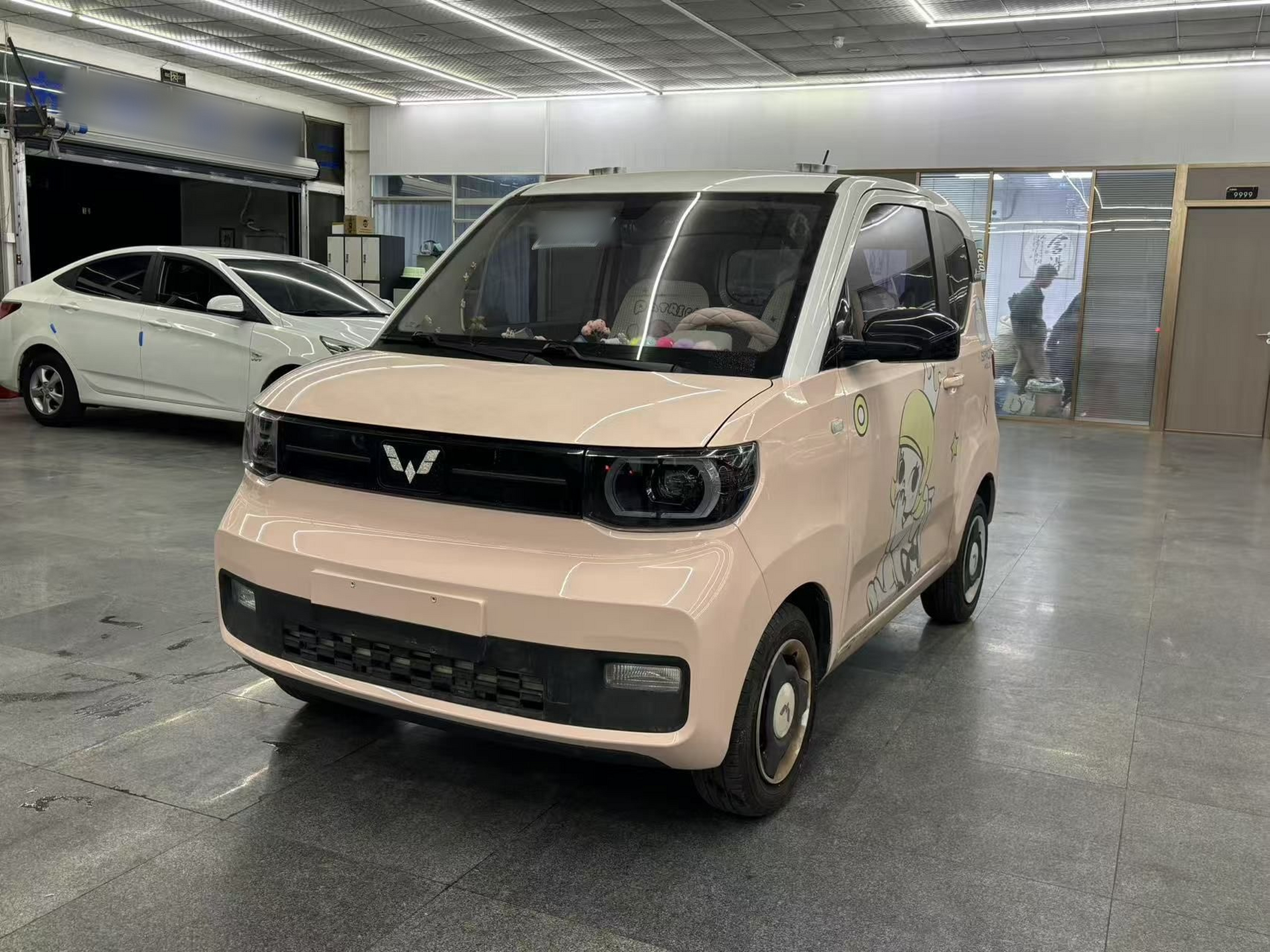 تحت مقدمة السيارة