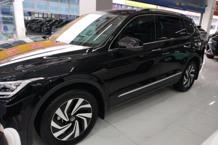 Used Volkswagen Tiguan L 2024 Outstanding Model 300TSI Automatic Two-Wheel Drive Longteng Edition
