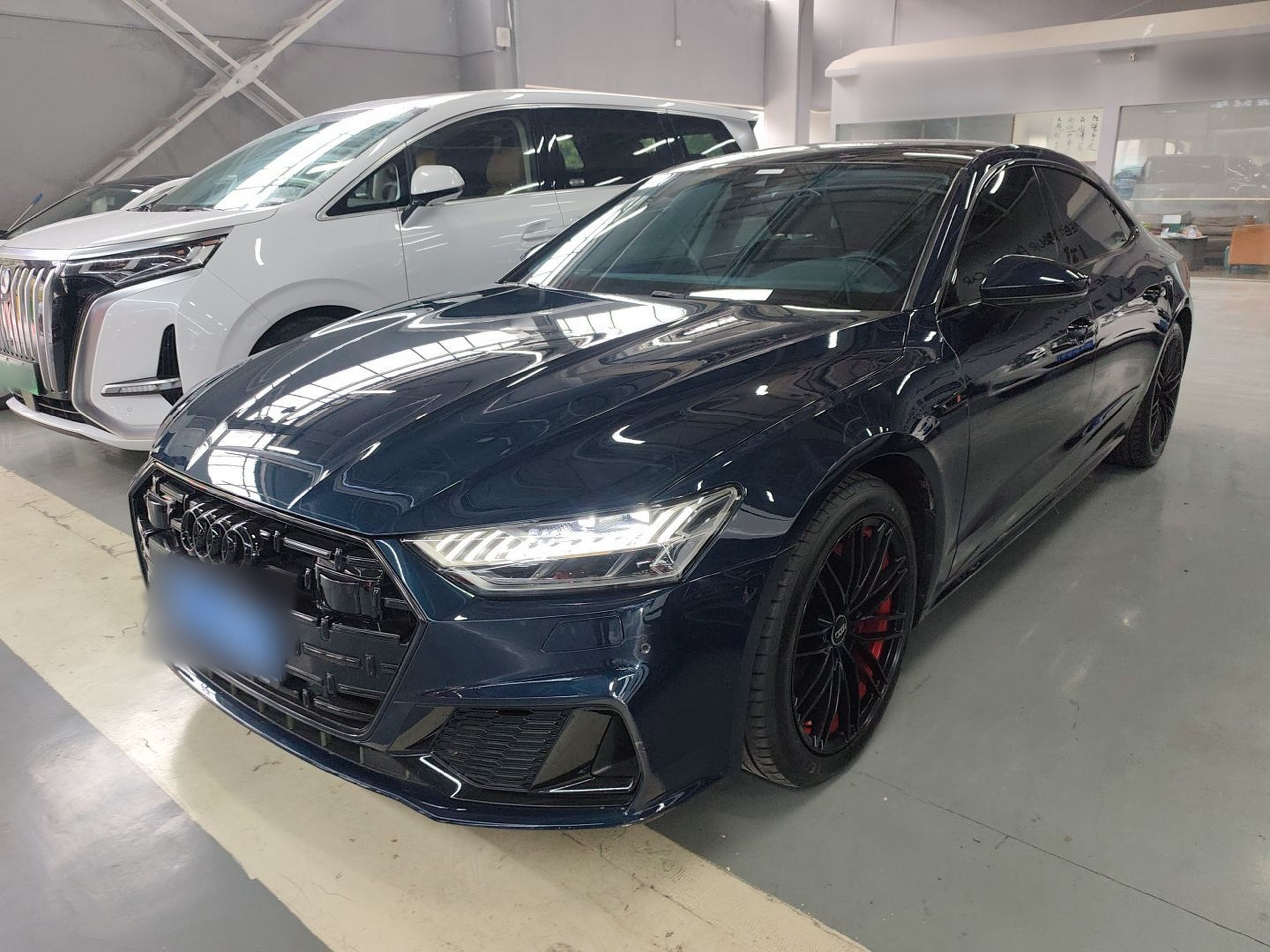 تحت مقدمة السيارة