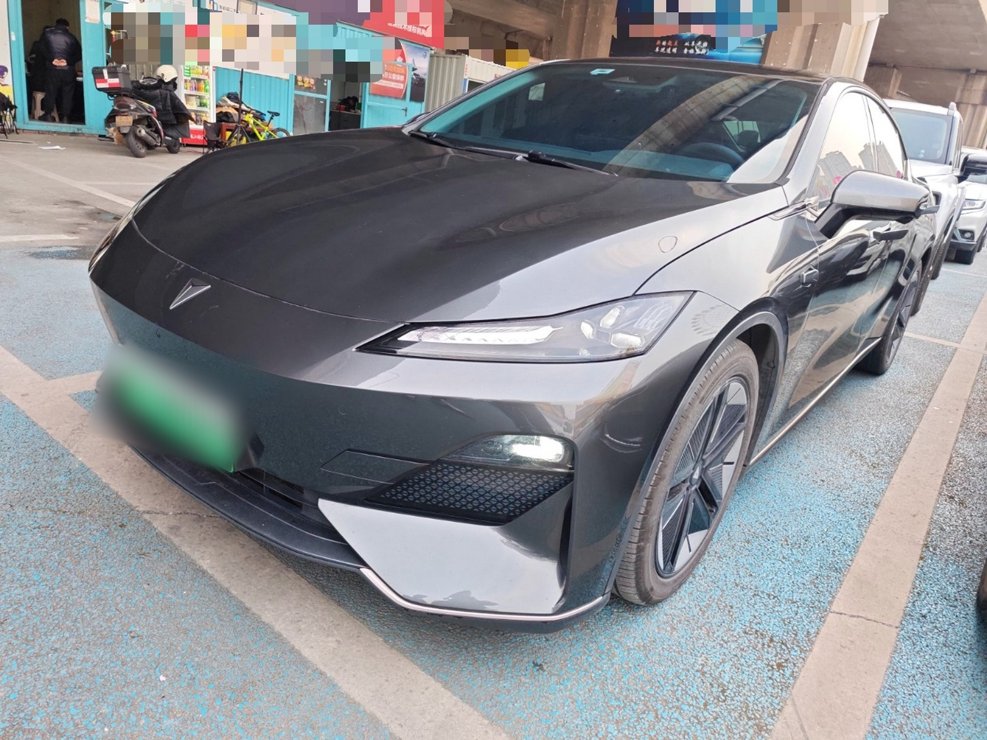 Под передней частью автомобиля