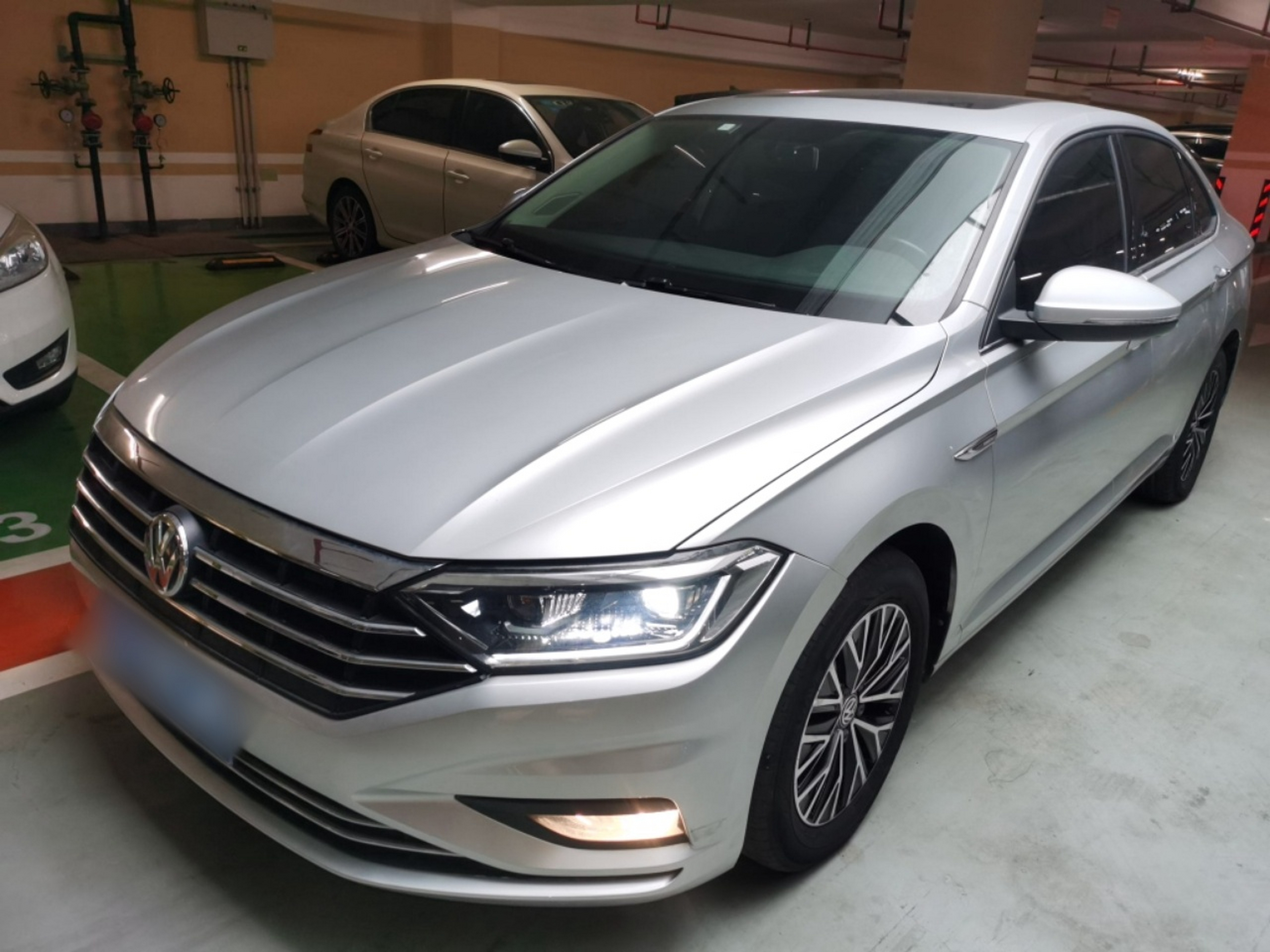 تحت مقدمة السيارة