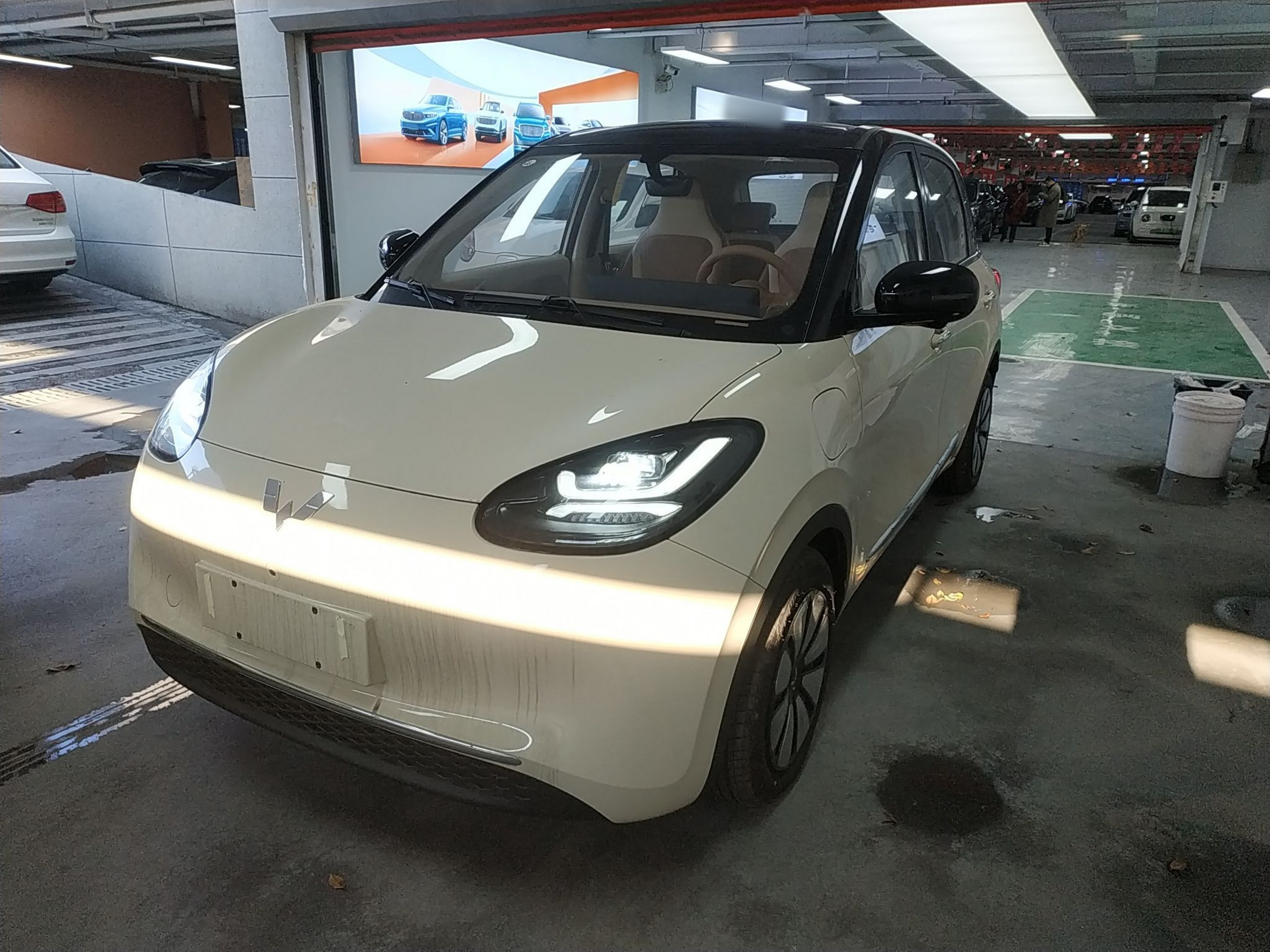 تحت مقدمة السيارة