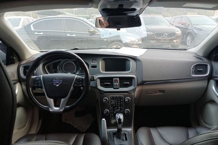 Used Volvo V40 2015 1.6T Zhiya Edition