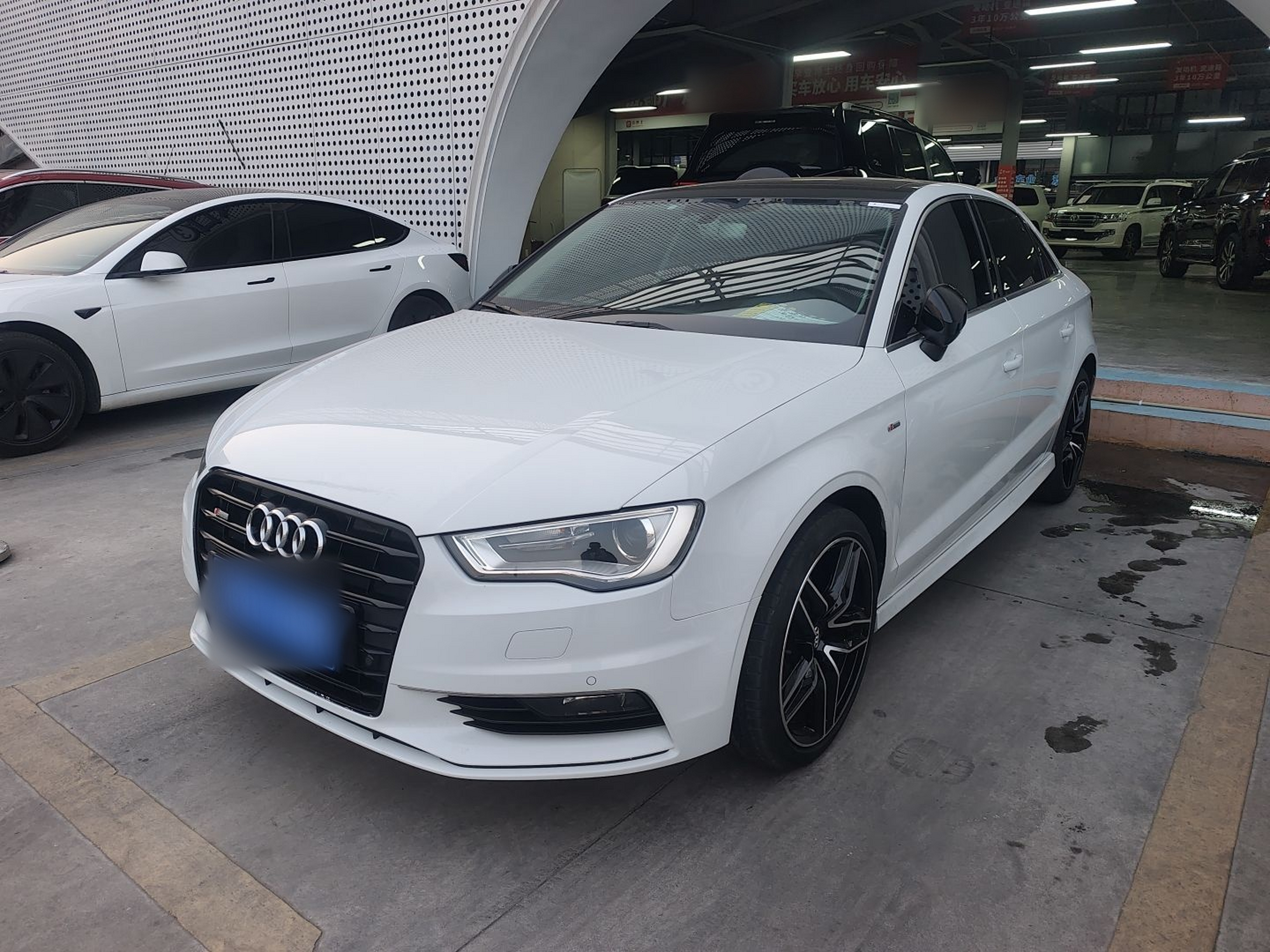 تحت مقدمة السيارة