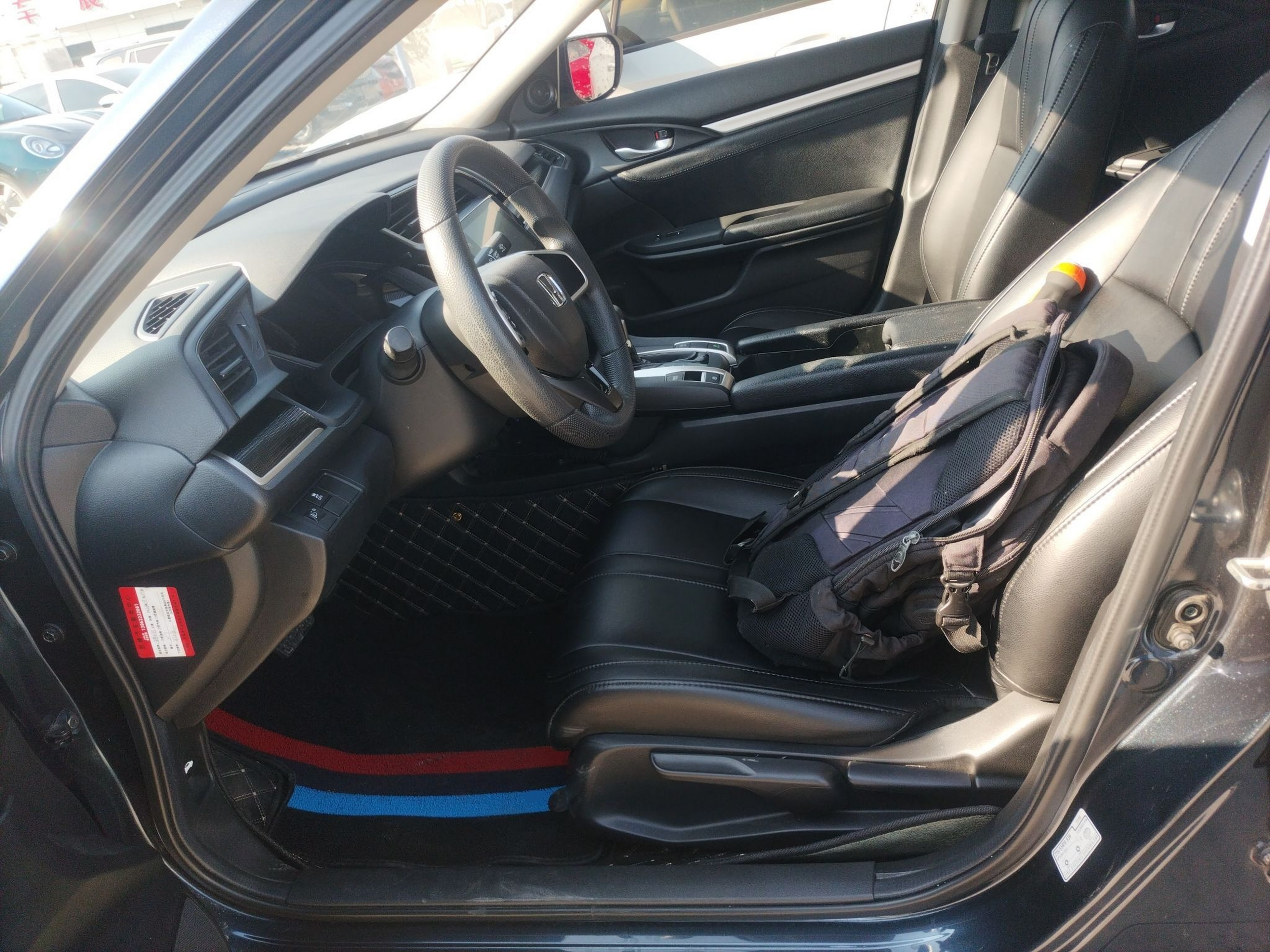 المقاعد الأمامية داخل السيارة