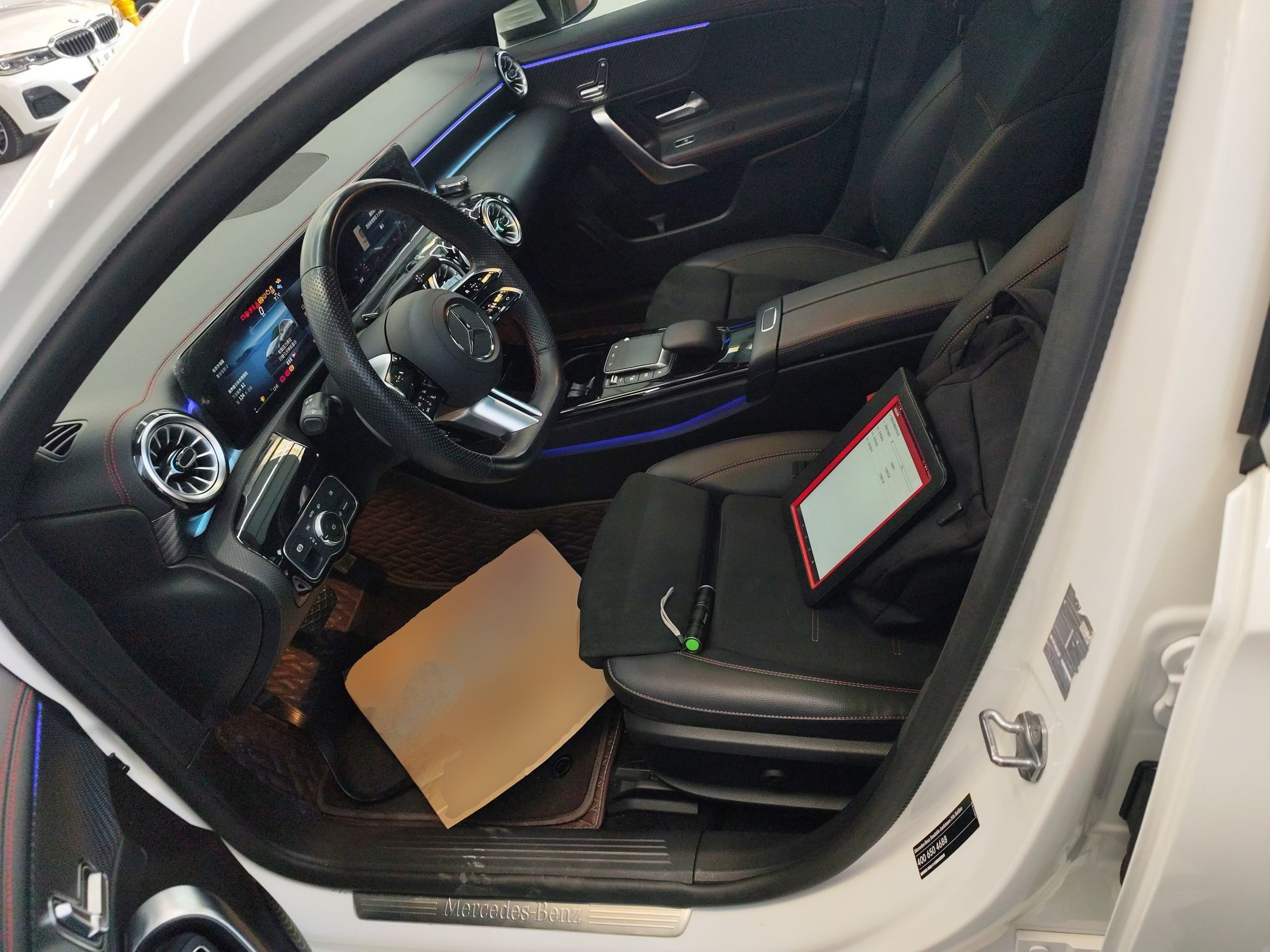 المقاعد الأمامية داخل السيارة