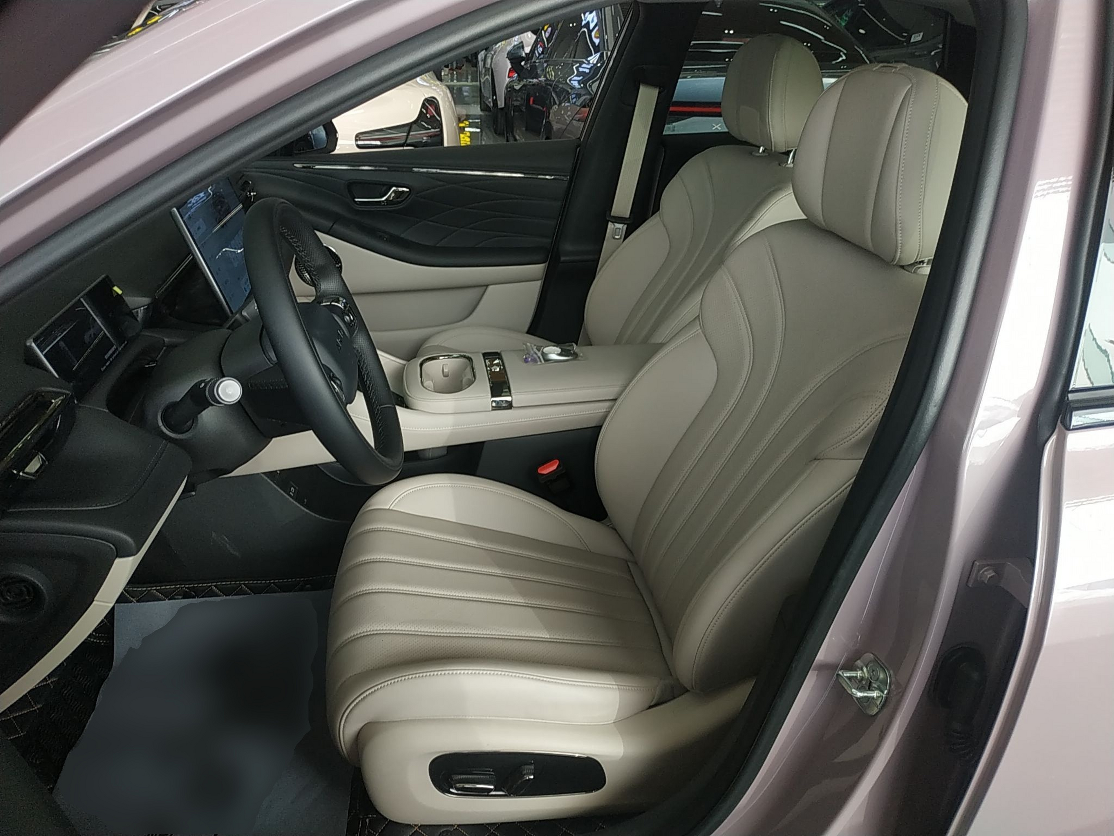 Переднее сиденье в автомобиле