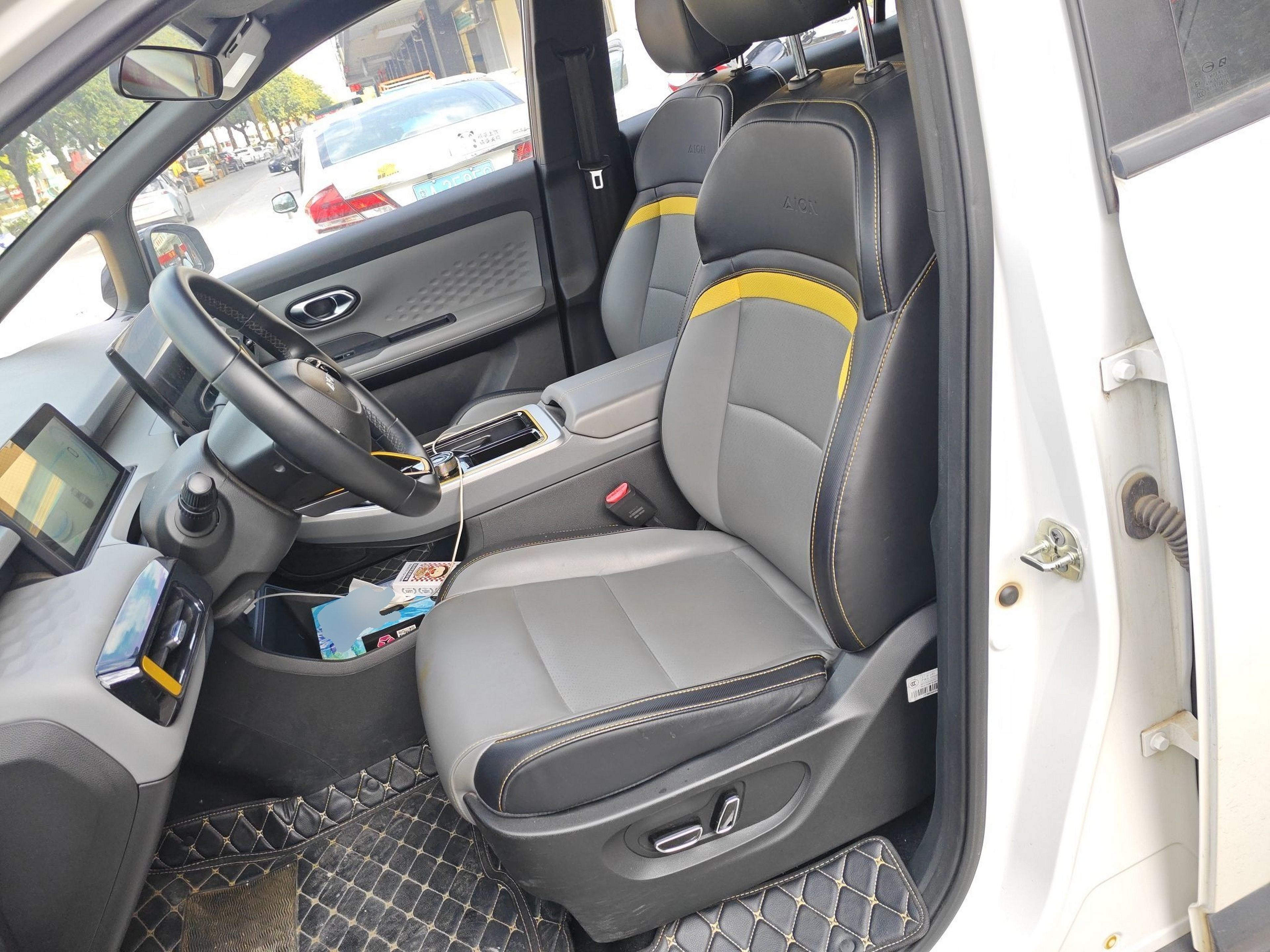 المقاعد الأمامية داخل السيارة