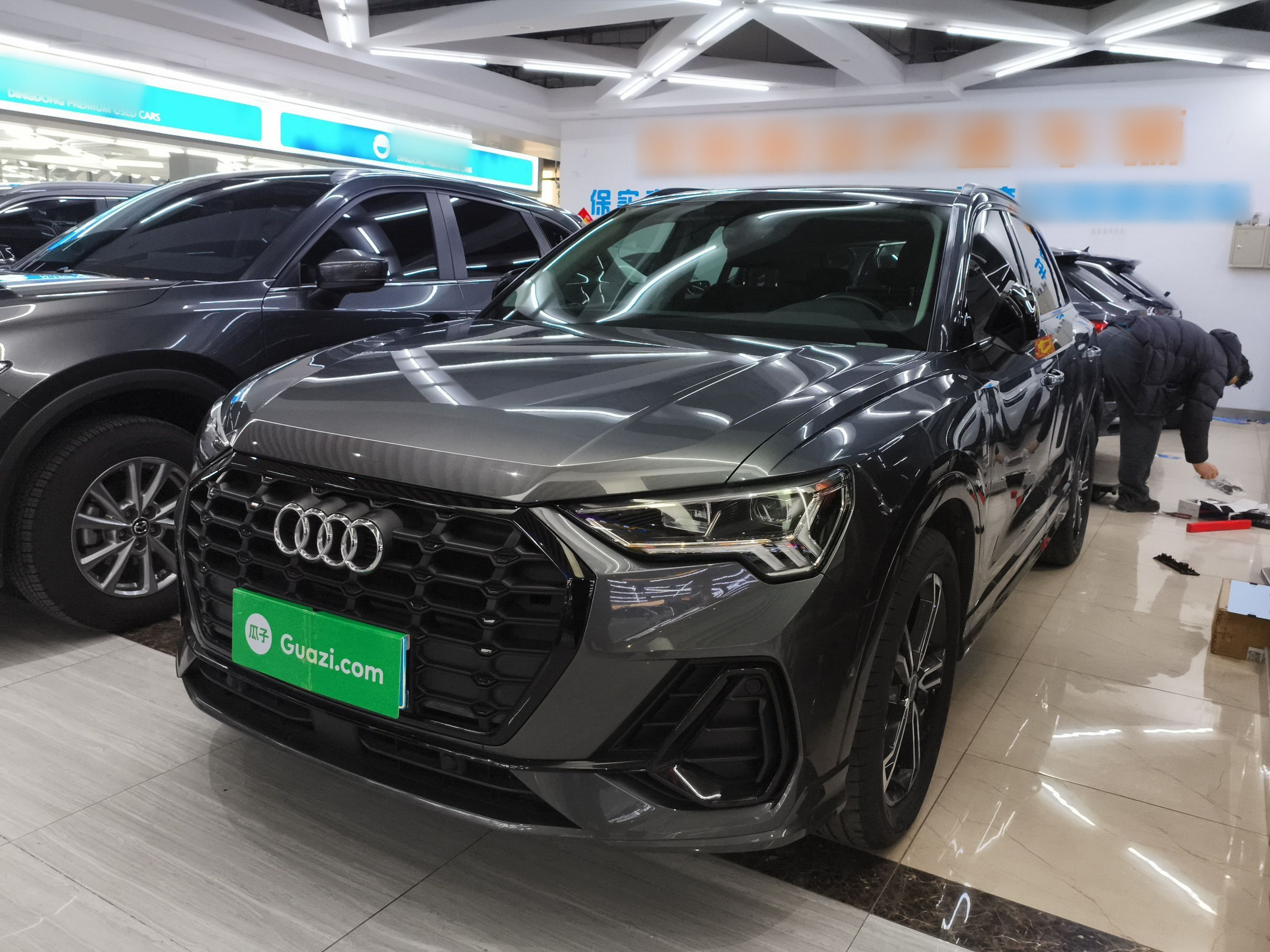 Под передней частью автомобиля