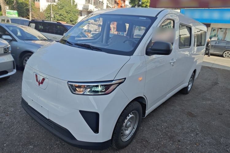 Used Wuling Yangguang 2024 300KM Comfort Version Passenger Van 75kW