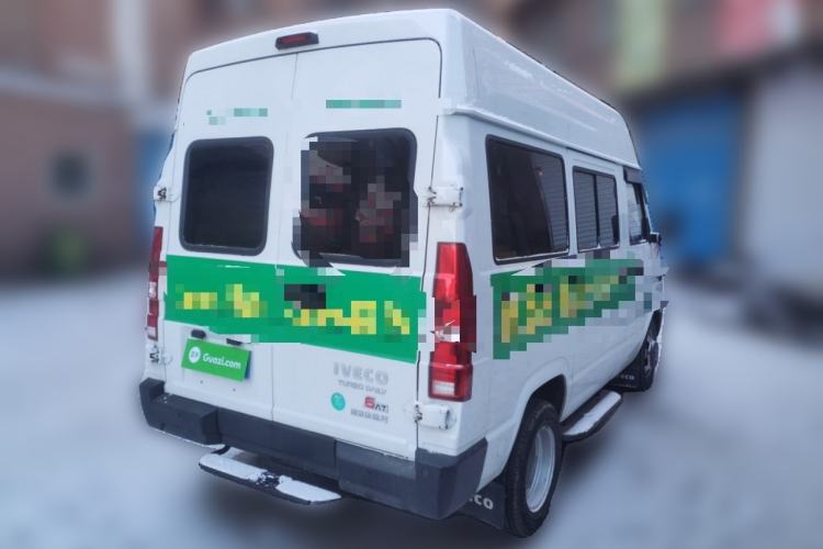 Used Iveco Daily 2023 2.5T A35M1 Multi-Purpose Passenger Vehicle Short Wheelbase Mid-Roof Design Dual Side Sliding Doors Automatic Transmission
