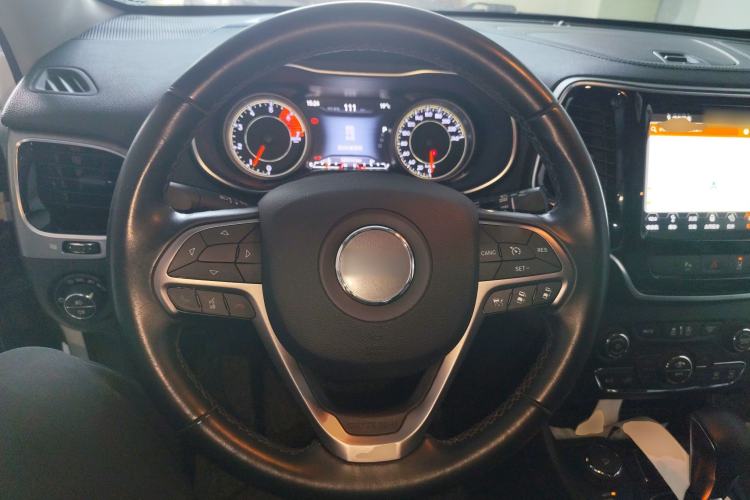 Used  Cherokee 2019 2.0T Four-Wheel Drive Explorer Edition China V
