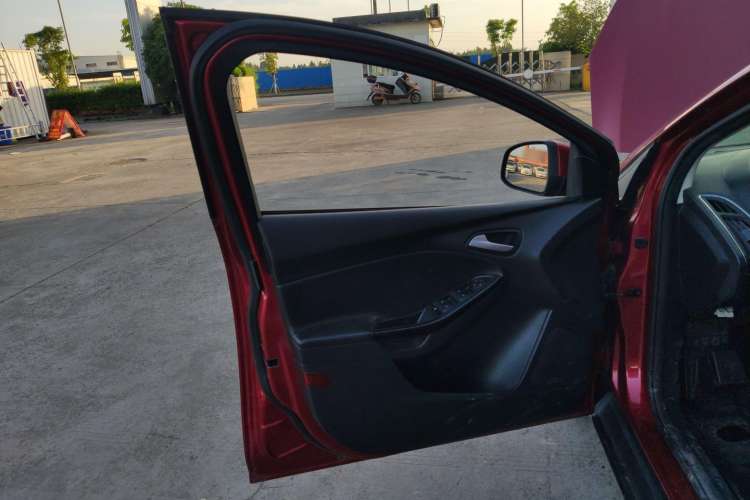 Used Ford Focus 2012 Sedan 1.6L Automatic Fashion Edition
