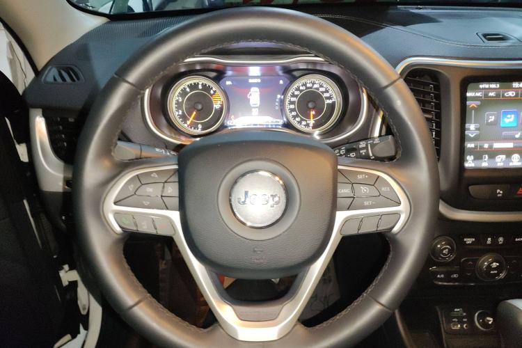 Used  Cherokee 2020 2.0L Two-Wheel Drive Classic Sports Edition
