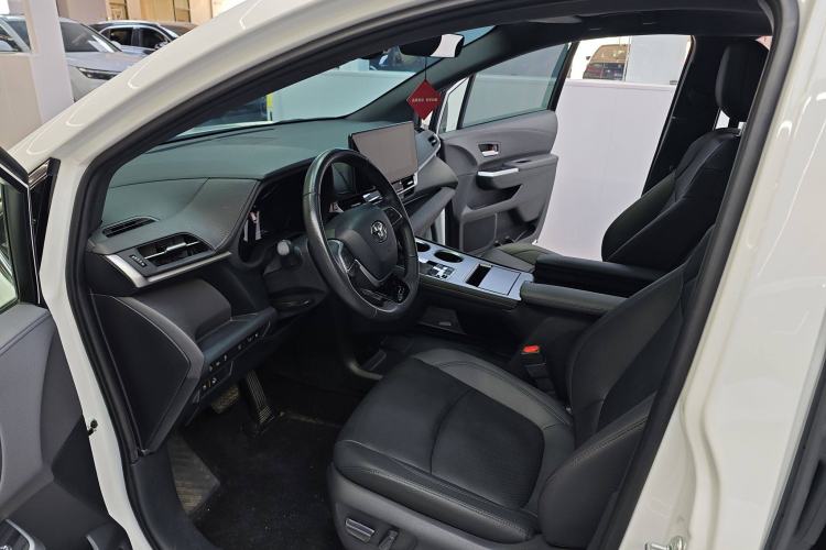 Used Toyota Sienna 2023 2.5L Hybrid Deluxe Edition
