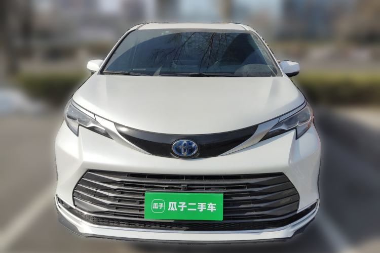 Used Toyota Sienna 2023 2.5L Hybrid Deluxe Edition