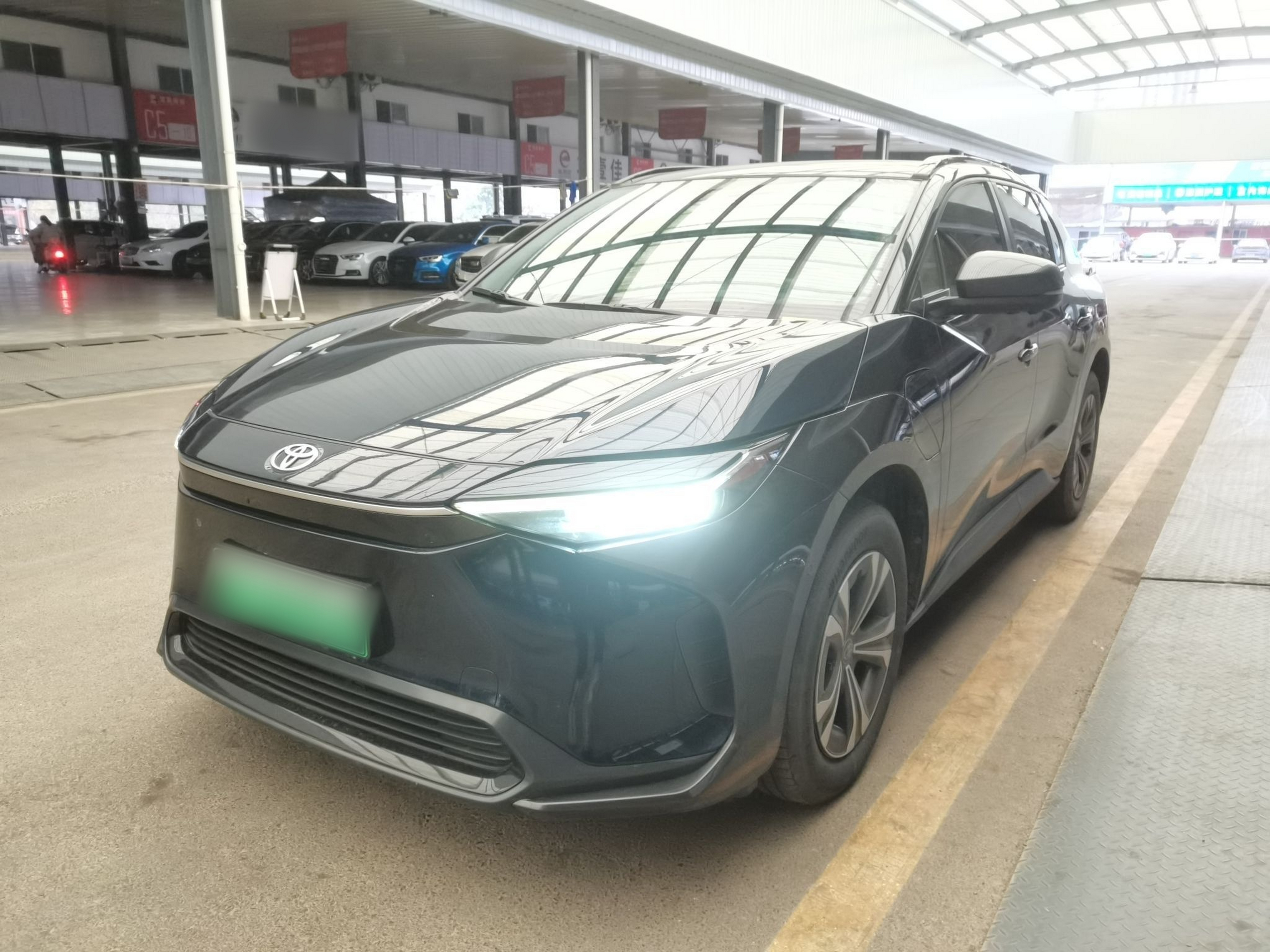 Под передней частью автомобиля