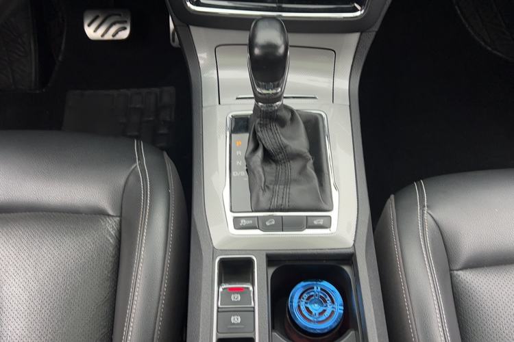 Used Roewe RX5 2016 20T Two-Wheel Drive Automatic Internet Smart Edition
