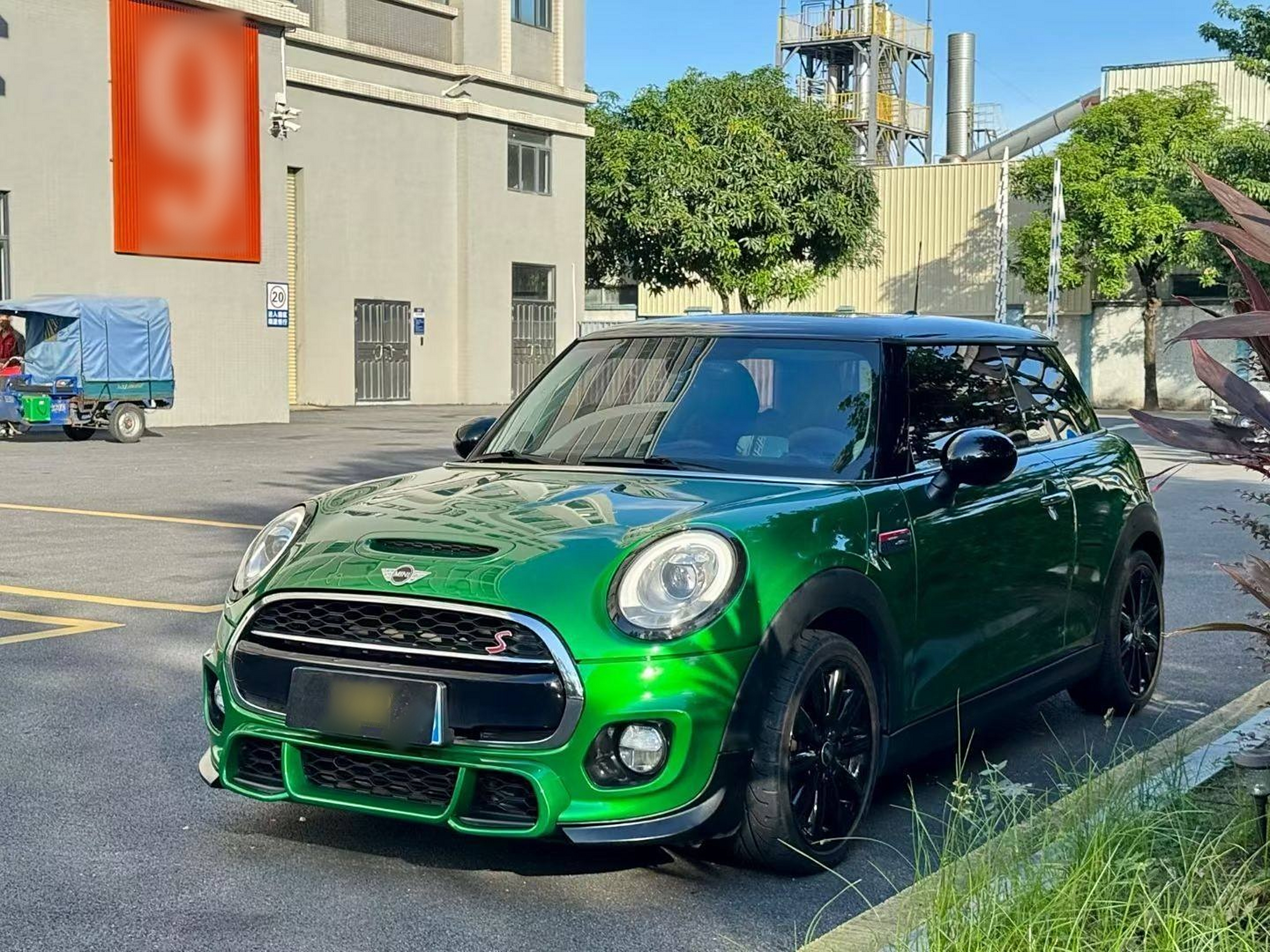 تحت مقدمة السيارة