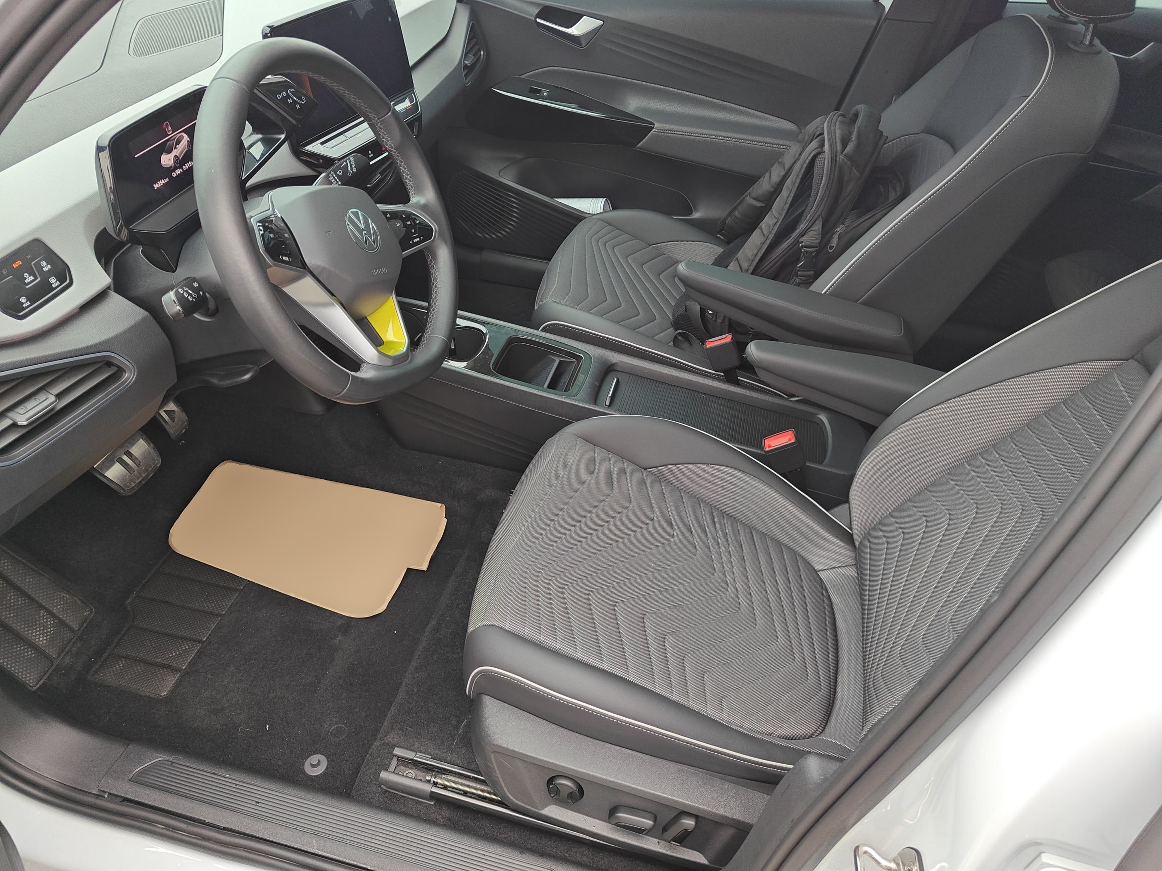 المقاعد الأمامية داخل السيارة