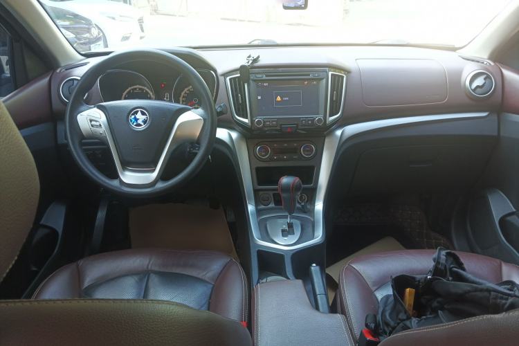 Used Venucia T70X 2015 2.0L CVT SmartFun Sport Edition
