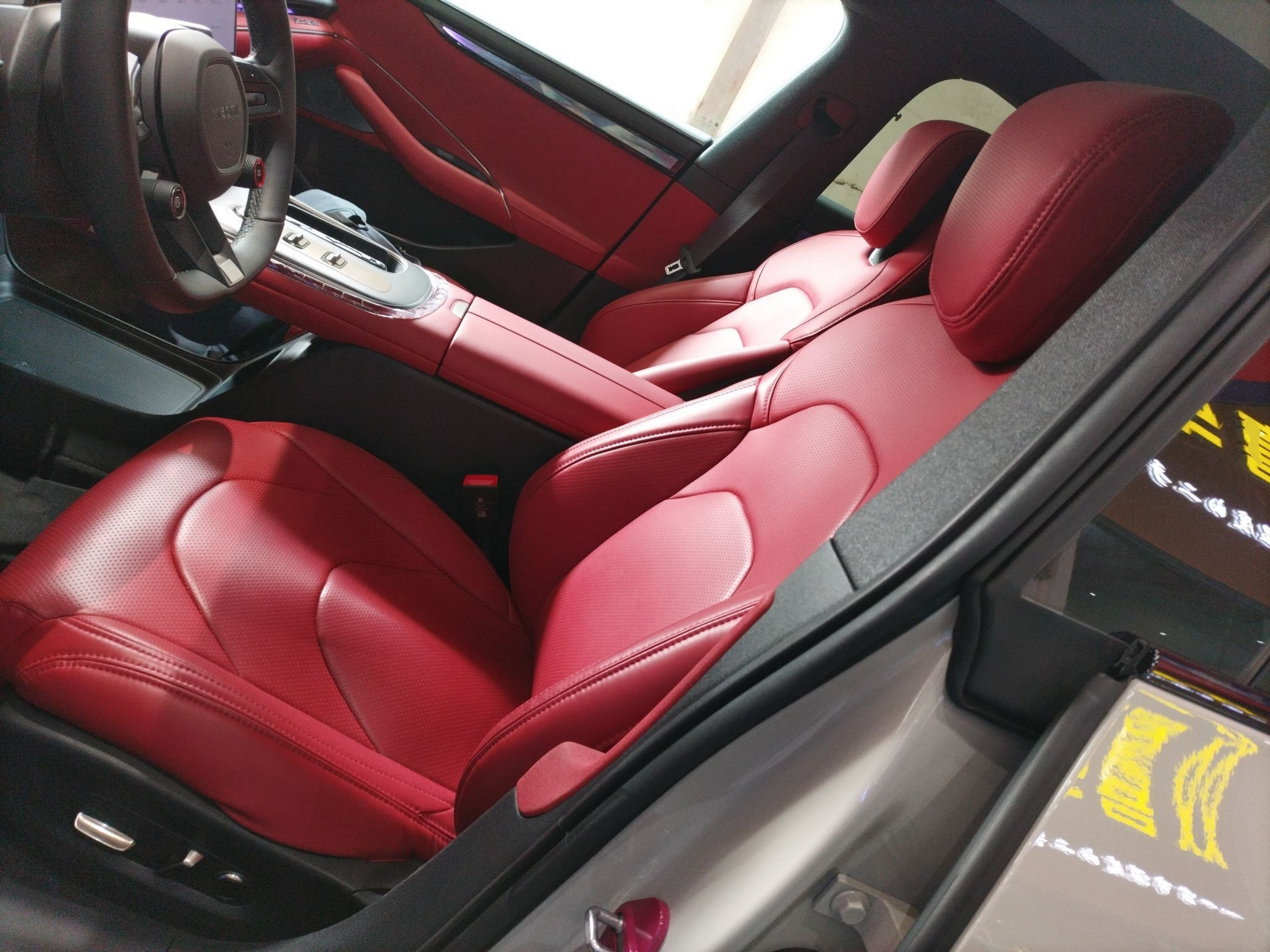 المقاعد الأمامية داخل السيارة