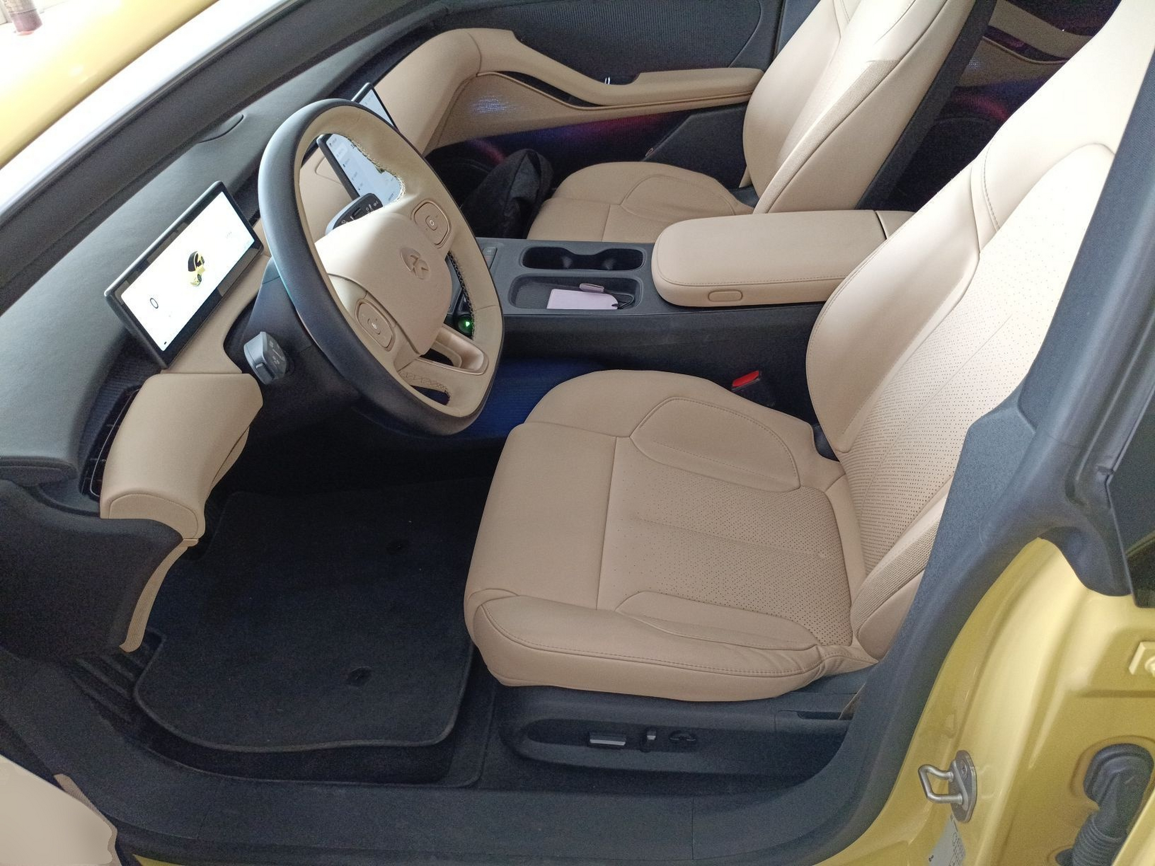 المقاعد الأمامية داخل السيارة