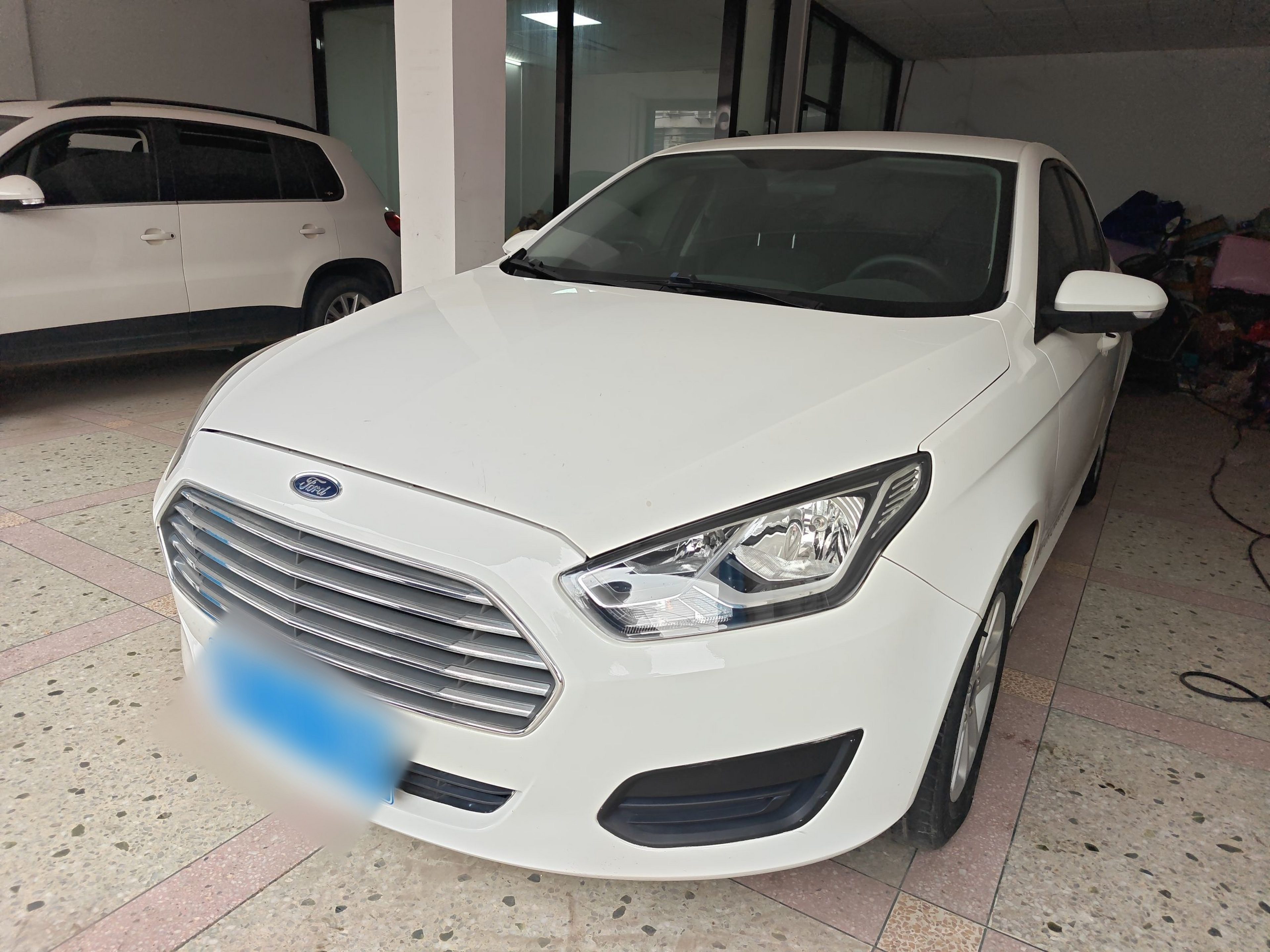 تحت مقدمة السيارة