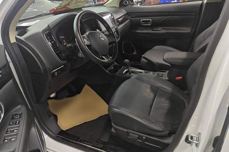 Used Mitsubishi Outlander 2016 2.4L 4x4 Luxury Edition 7-Seater
