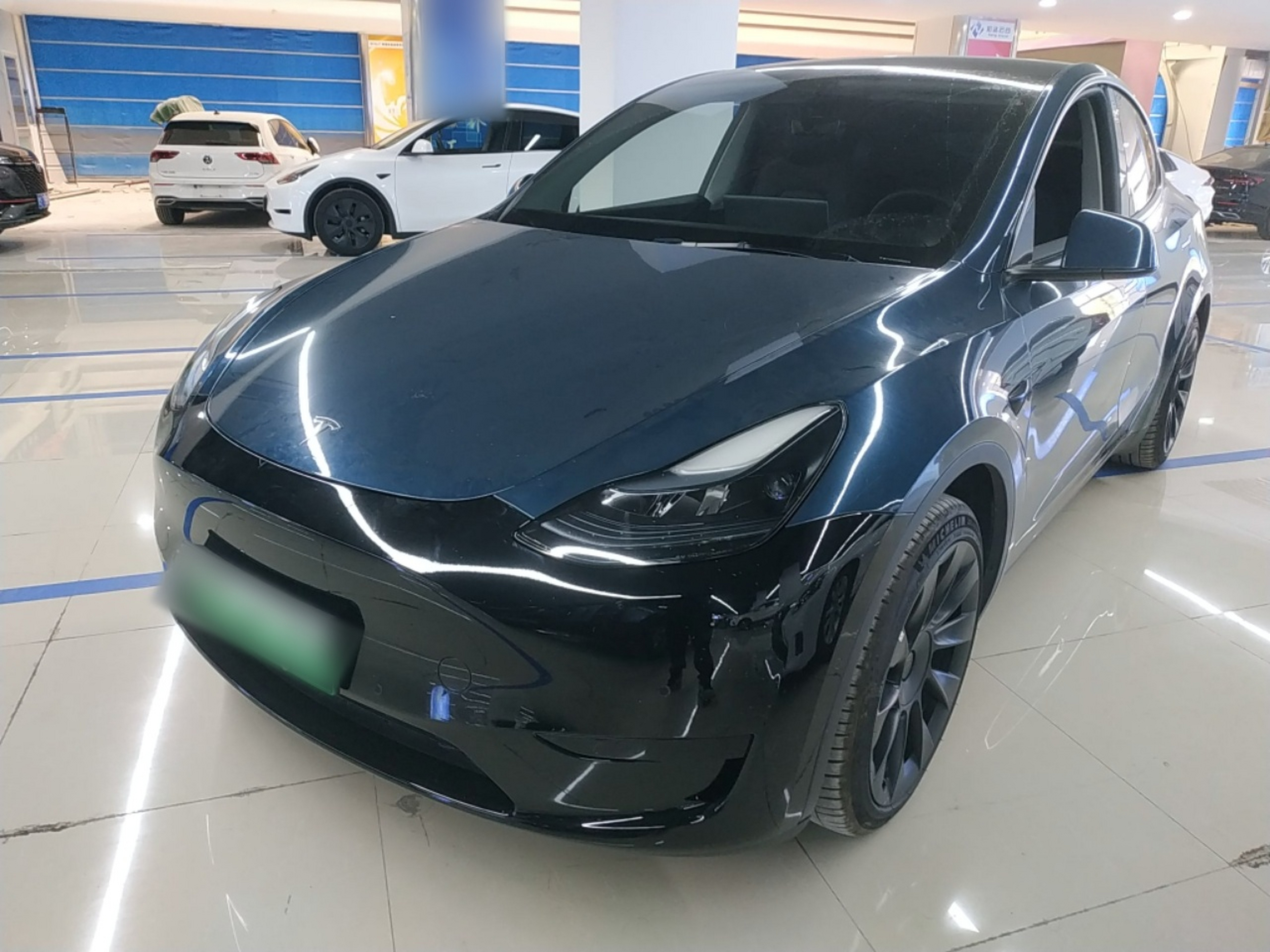 تحت مقدمة السيارة