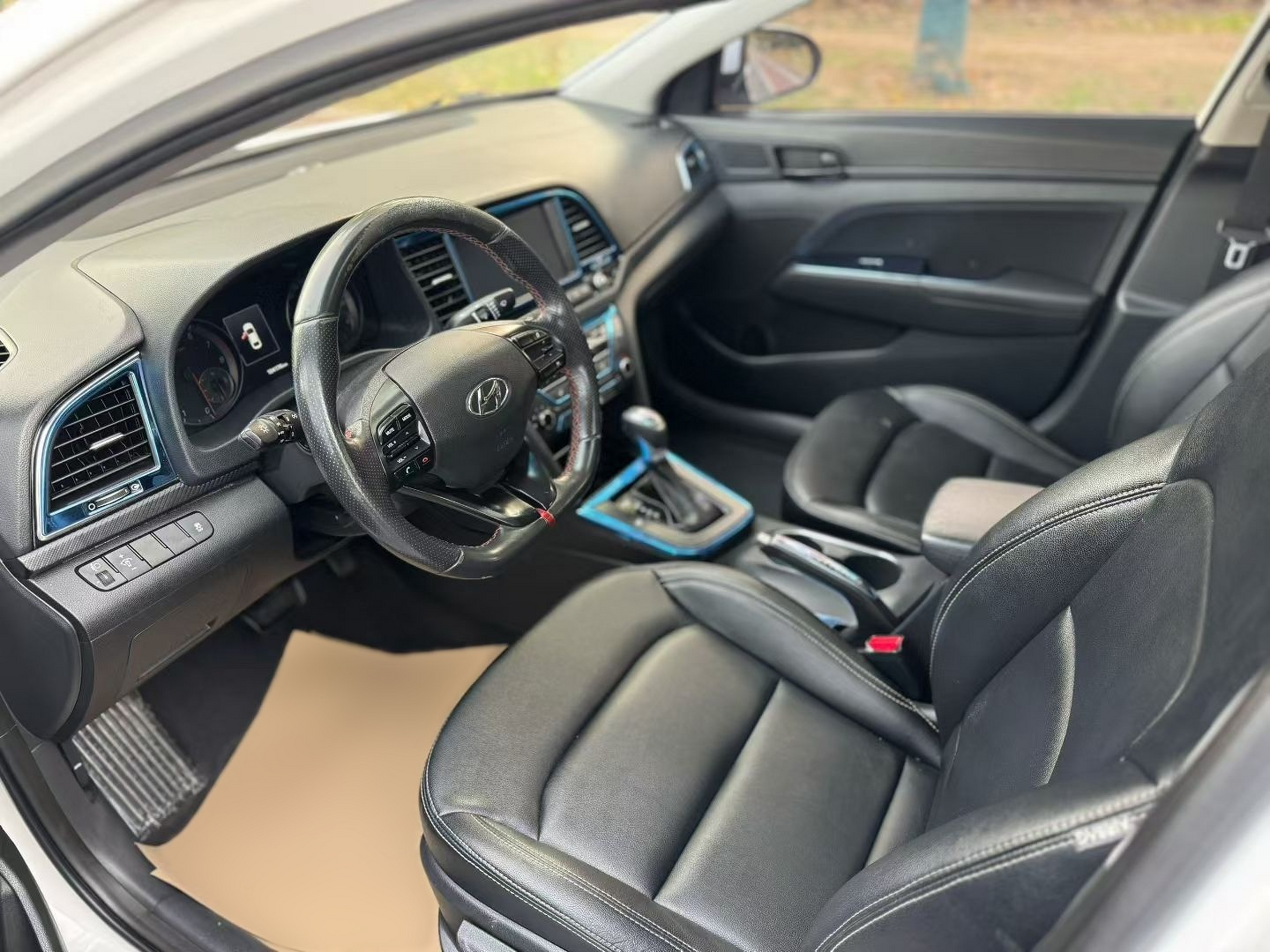 المقاعد الأمامية داخل السيارة