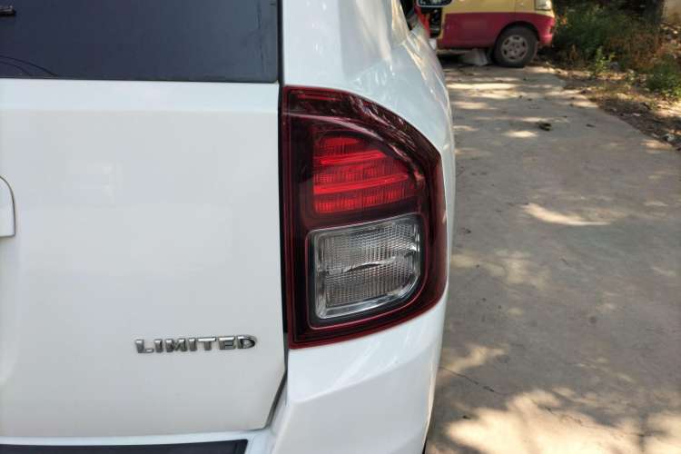 Used  Compass 2015 2.0L Two-Wheel Drive Luxury Edition