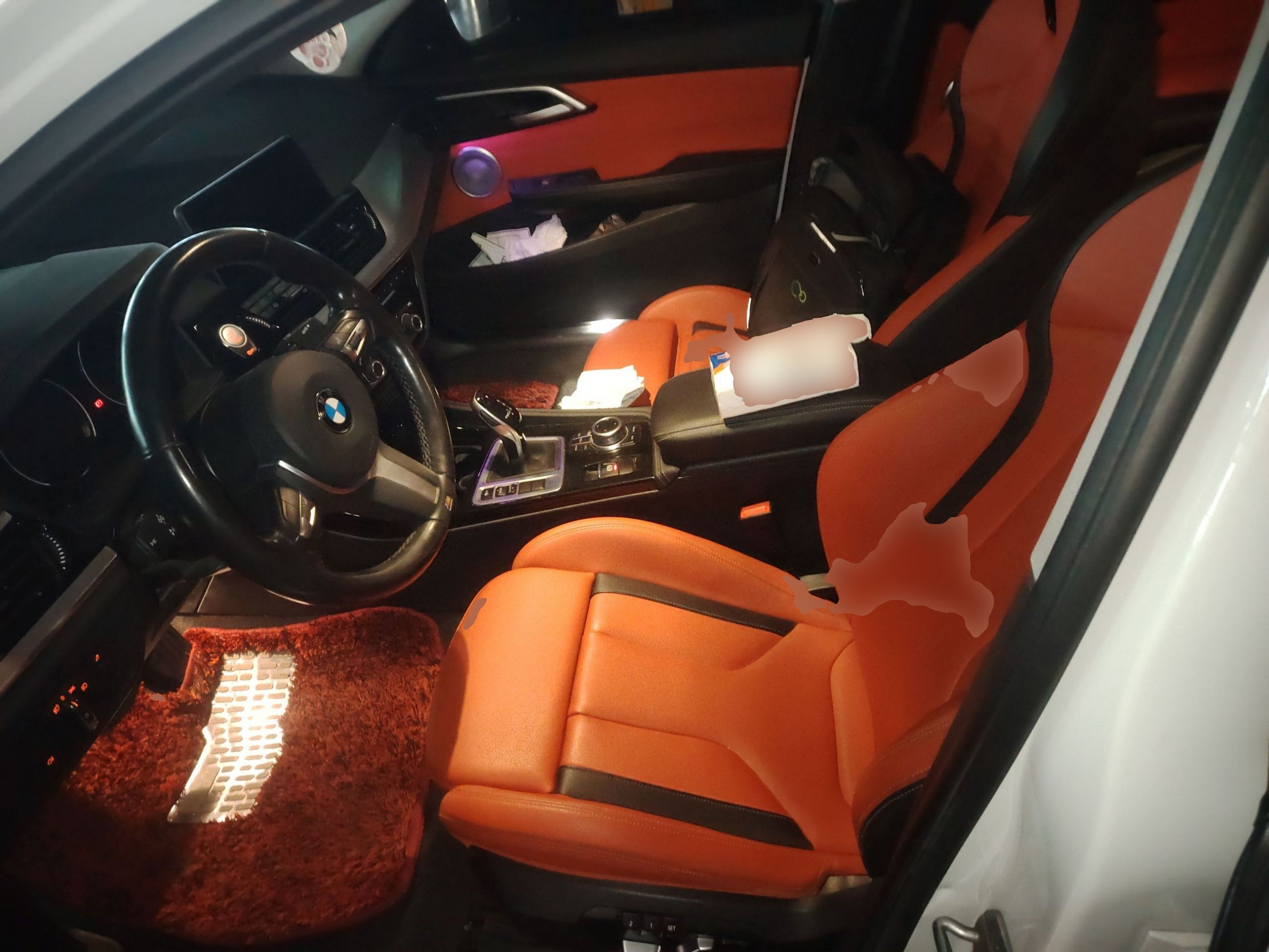 Переднее сиденье в автомобиле