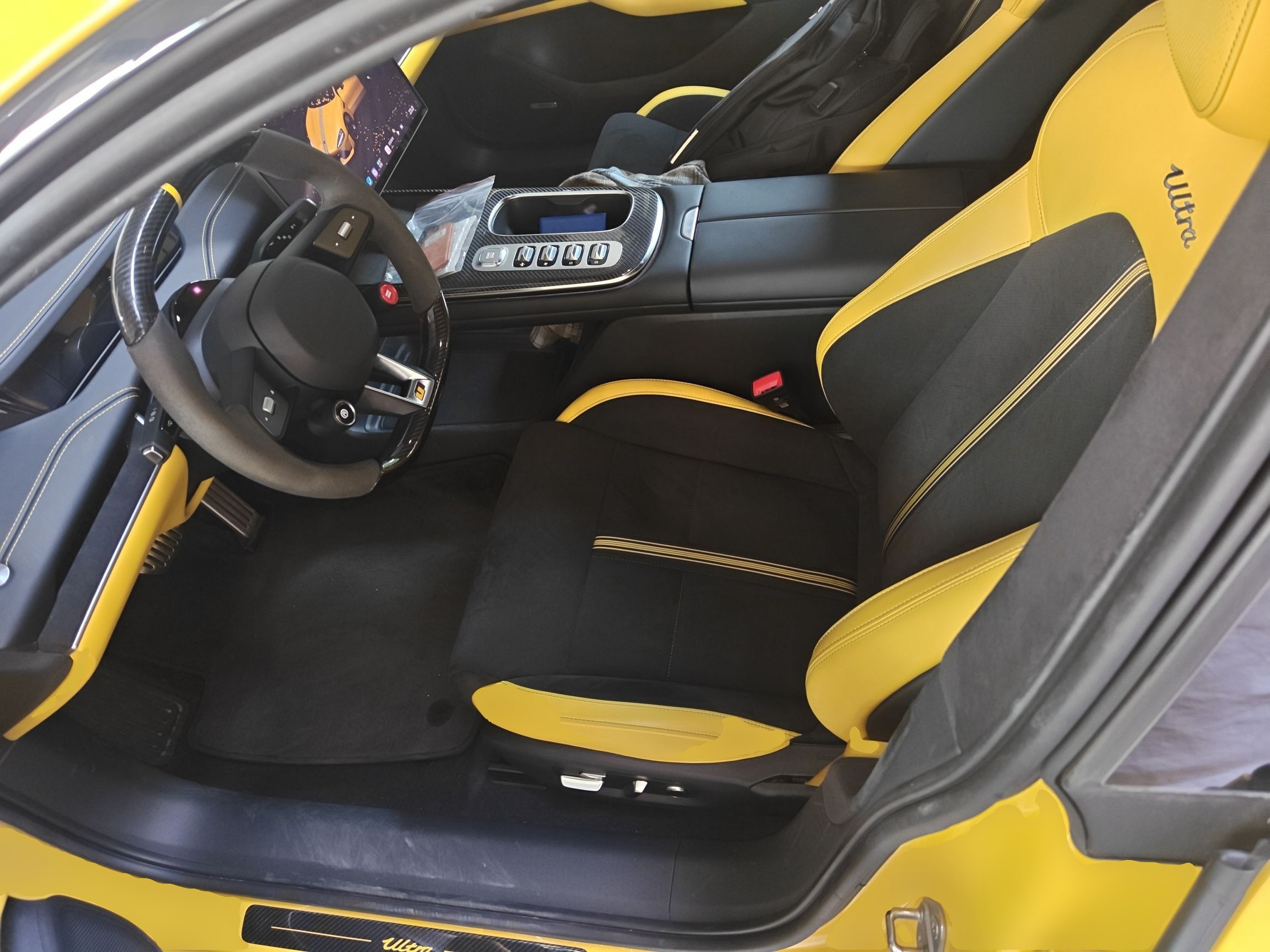 المقاعد الأمامية داخل السيارة