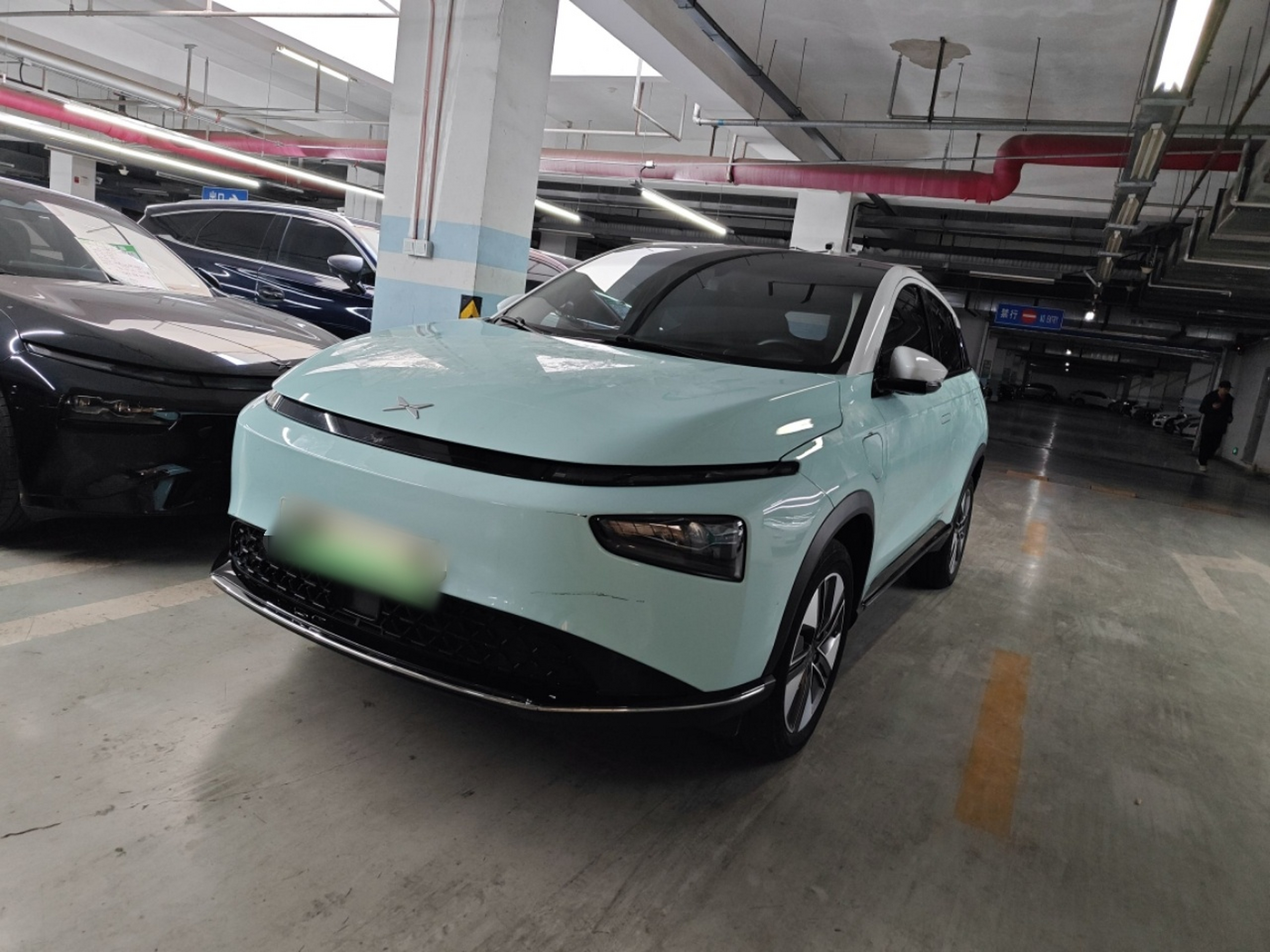 Под передней частью автомобиля