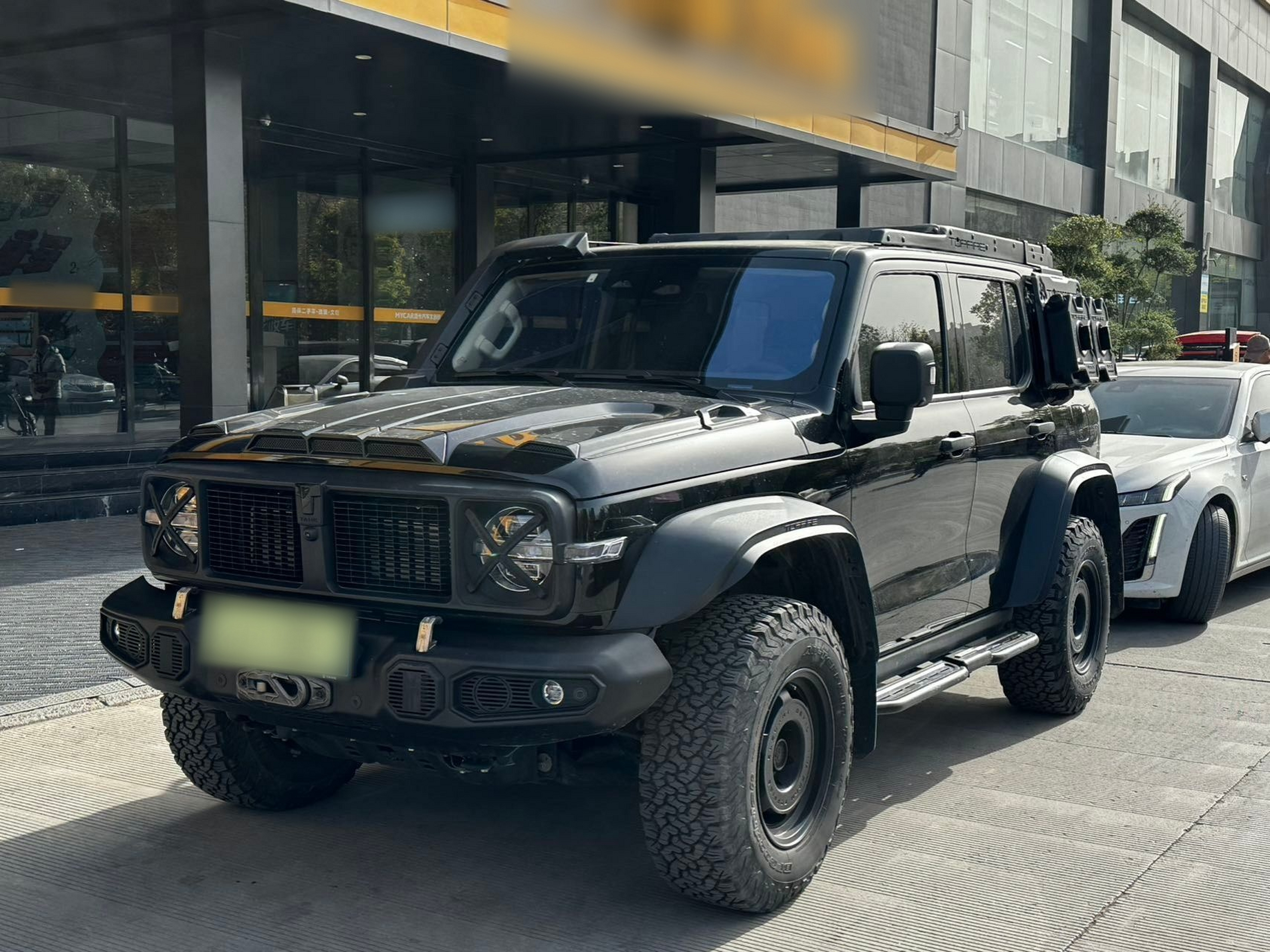 تحت مقدمة السيارة