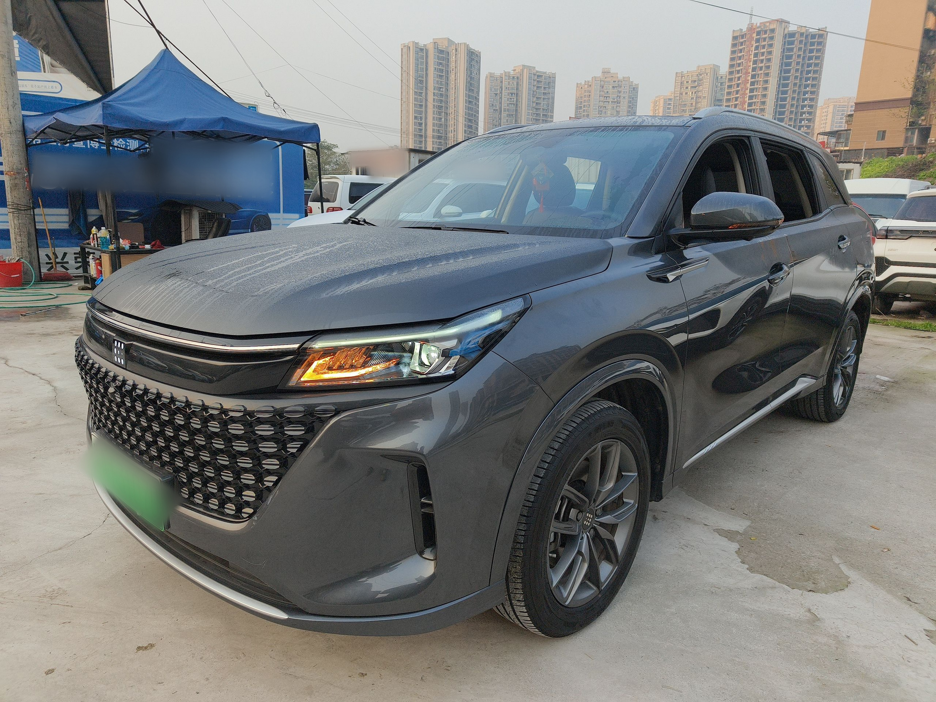 تحت مقدمة السيارة