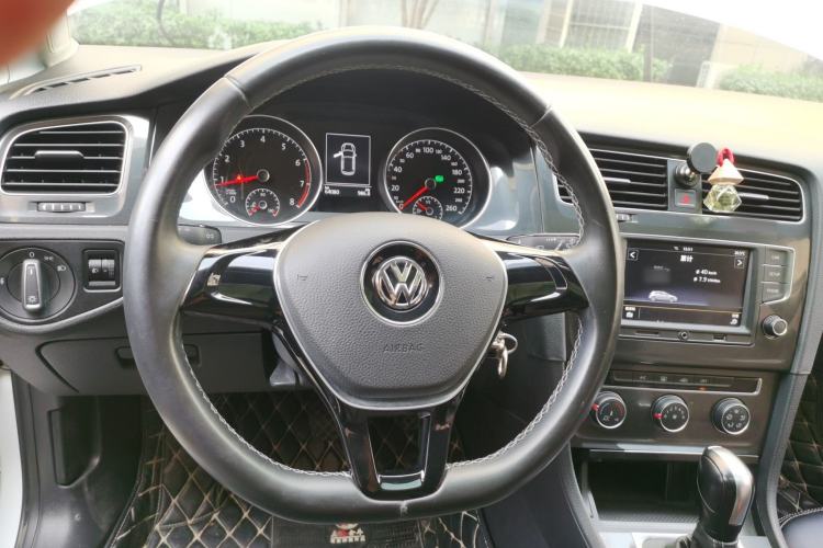 Used Volkswagen Golf 2017 1.6L Automatic Comfort Million-Vehicle Anniversary Edition
