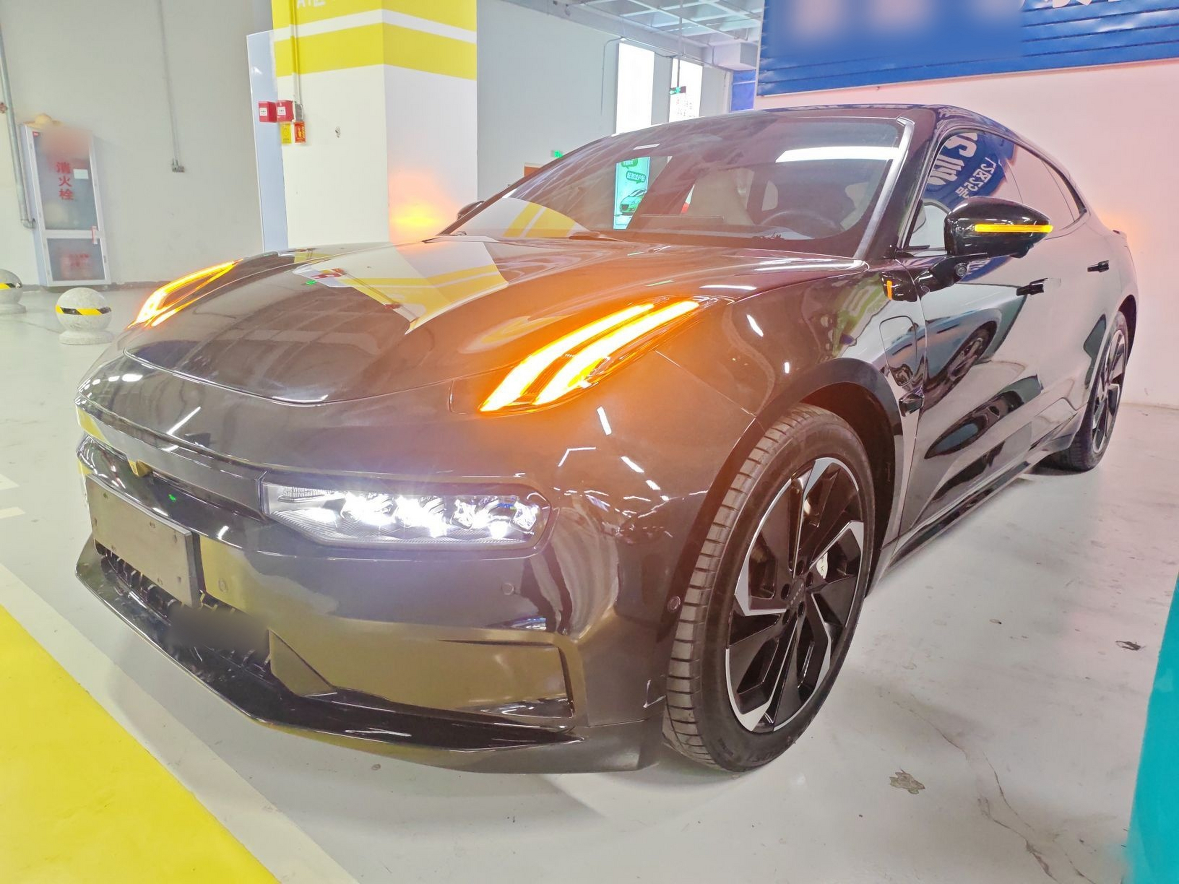 Под передней частью автомобиля