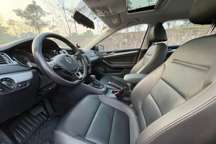 Used Volkswagen Sagitar 2017 230TSI Automatic Comfort Version
